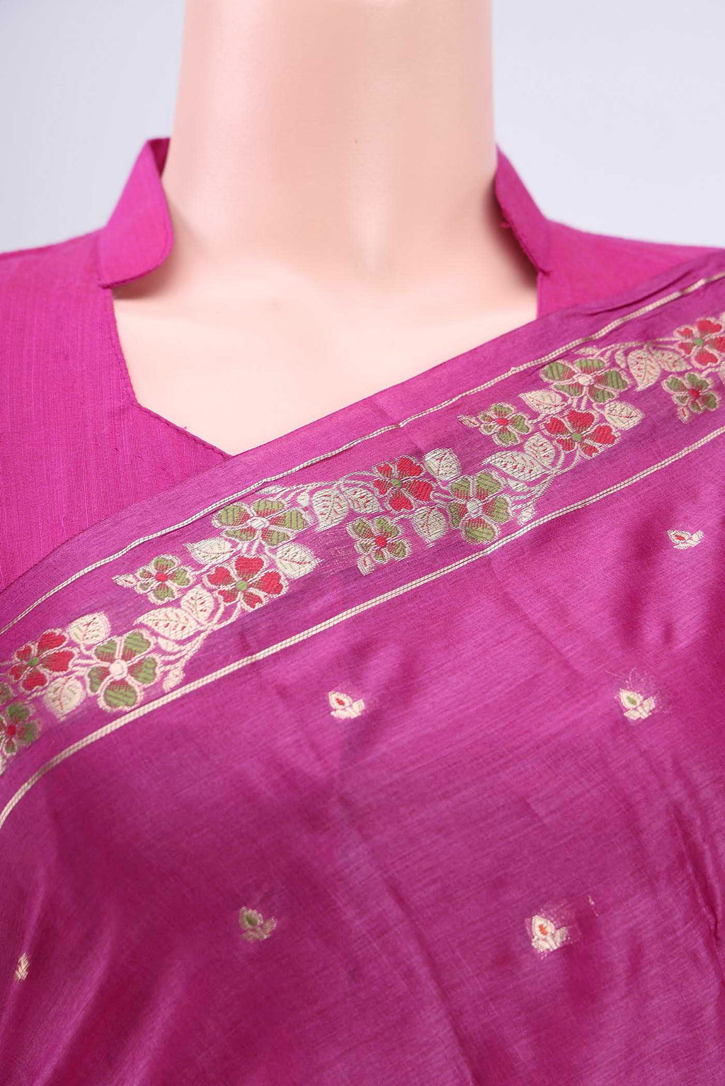 Border image of Mauve Banarasi Tussar Silk Saree with Zari Butta on the body and Zari Border. 