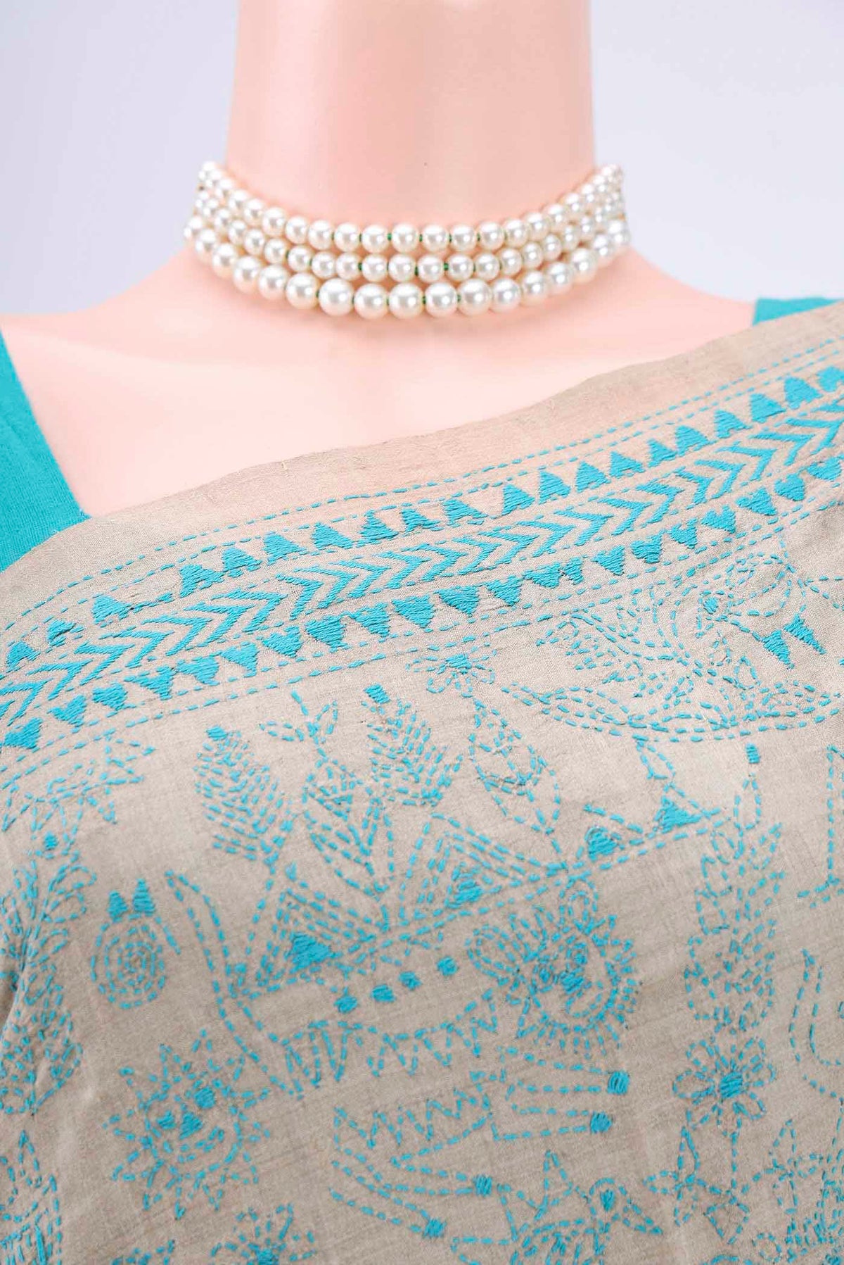 Border image of Beige Kantha Silk Saree with Kantha Work on the body and Thread Border. 