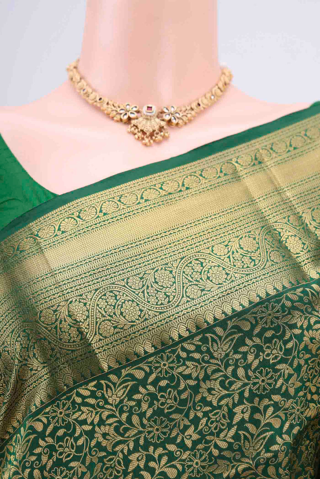 Border image of Green Bangalore Silk Saree with Zari Brocade on the body and Zari Border. 
