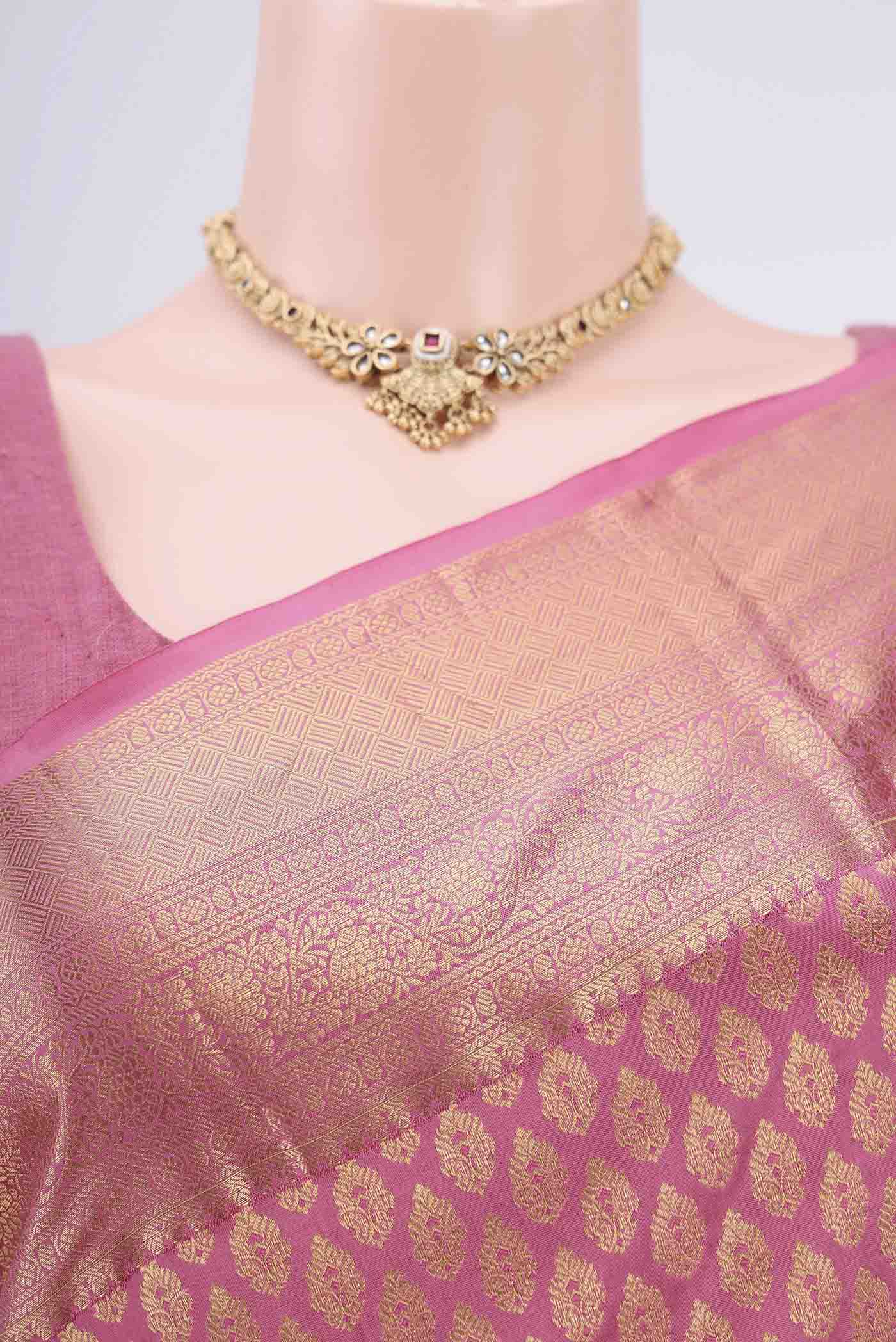 Border image of Rose pink Bangalore Silk Saree with Zari Brocade on the body and Zari Border. 