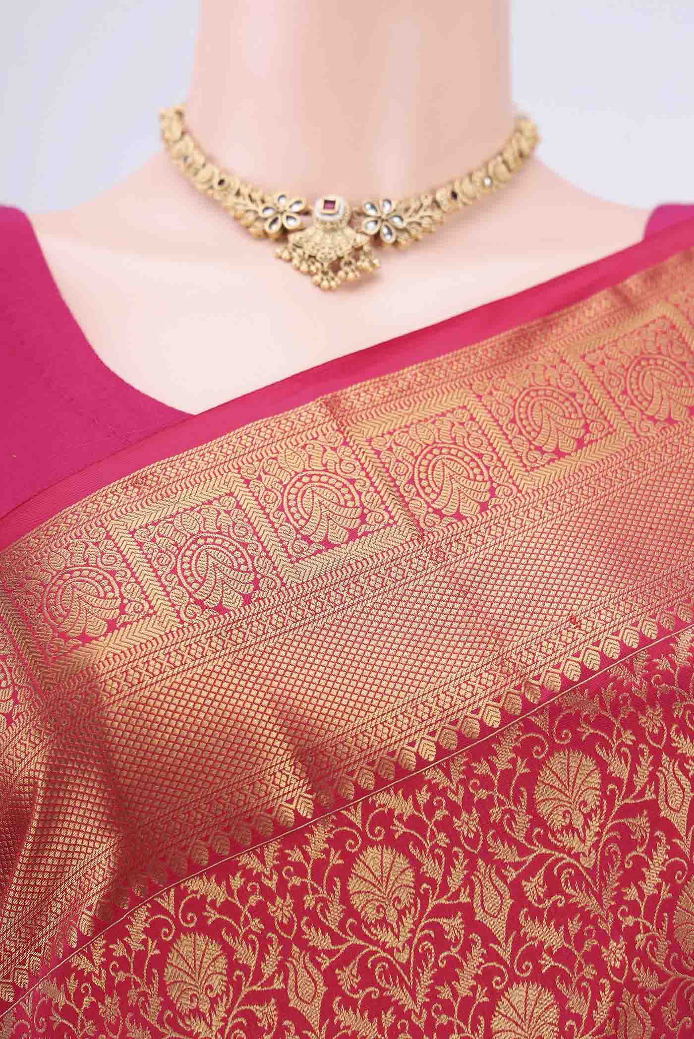 Border image of Dark Pink Bangalore Silk Saree with Zari Brocade on the body and Zari Border. 