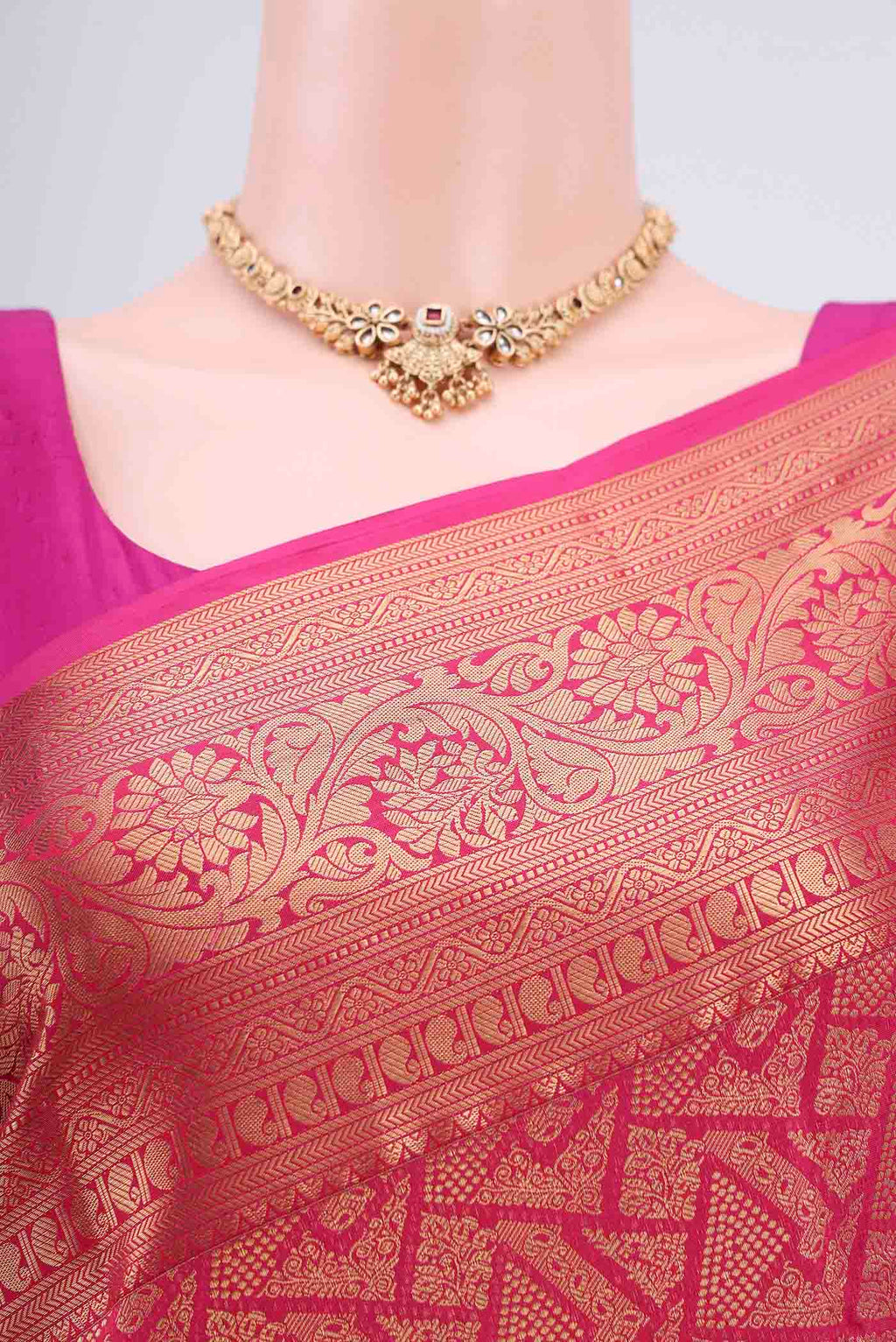 Border image of Rani Pink Dual Tone Bangalore Silk Saree with Zari Brocade on the body and Zari Border. 