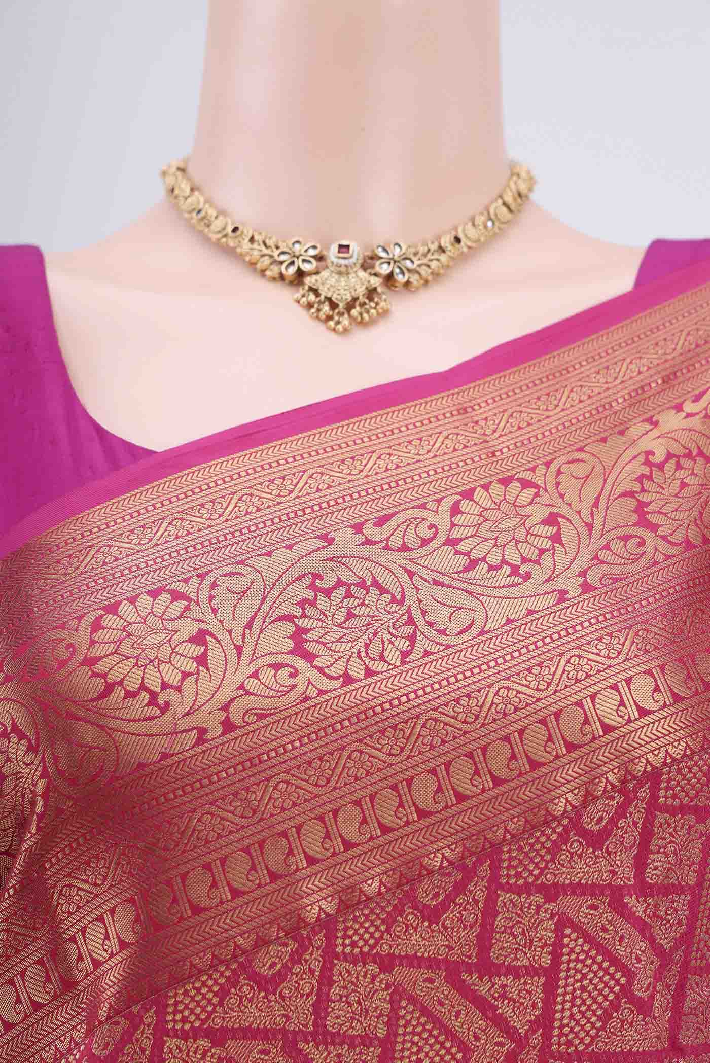 Border image of Rani Pink Dual Tone Bangalore Silk Saree with Zari Brocade on the body and Zari Border. 