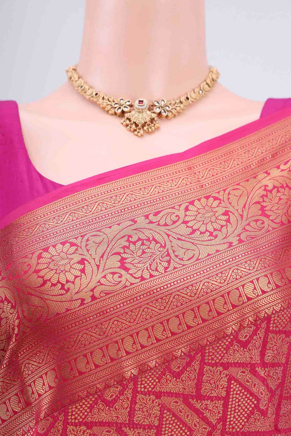 Border image of Rani Pink Dual Tone Bangalore Silk Saree with Zari Brocade on the body and Zari Border. 