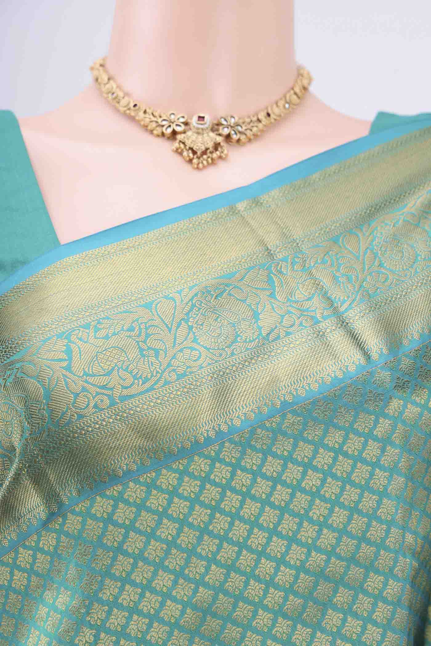 Border image of Sea Green Dual Tone Bangalore Silk Saree with Zari Brocade on the body and Zari Border. 