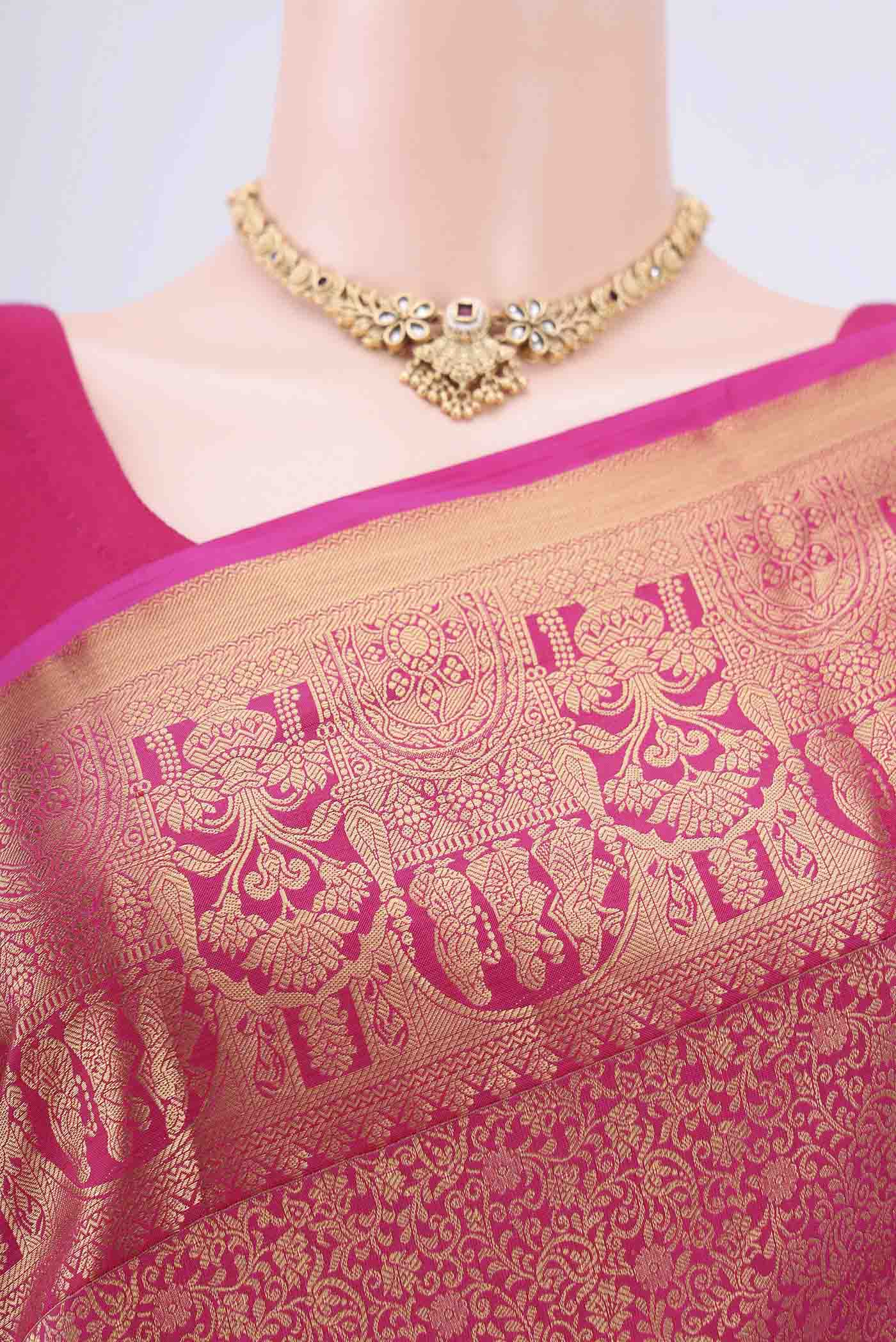 Border image of Rani Pink Dual Tone Bangalore Silk Saree with Zari Brocade on the body and Zari Border. 