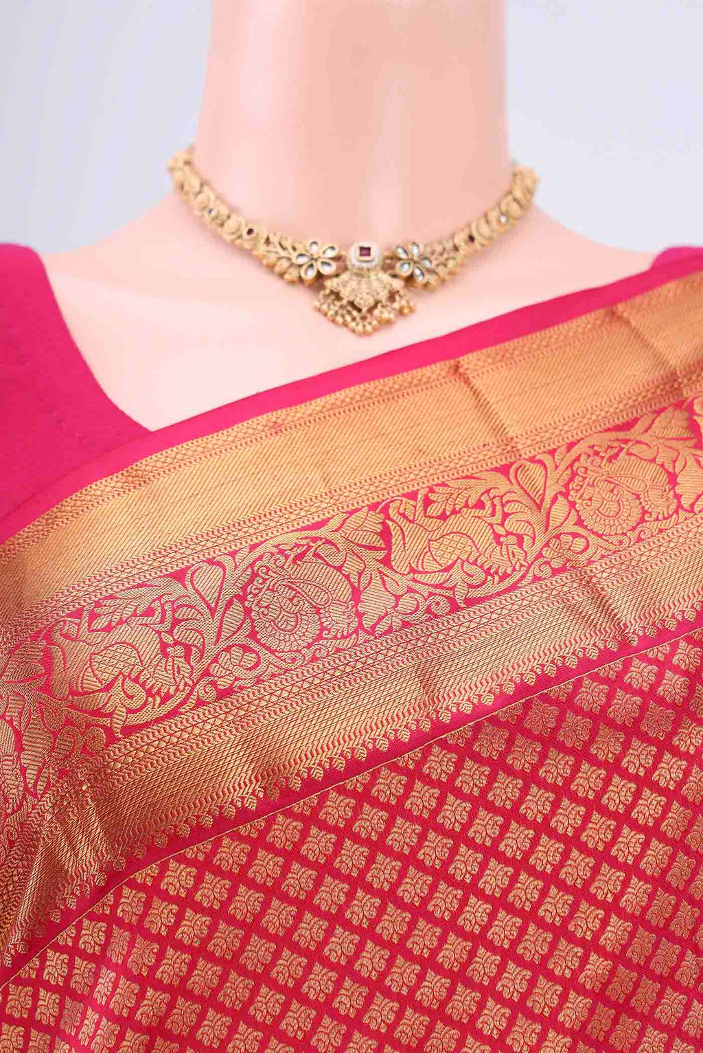 Border image of Dark Pink Bangalore Silk Saree with Zari Brocade on the body and Zari Border. 
