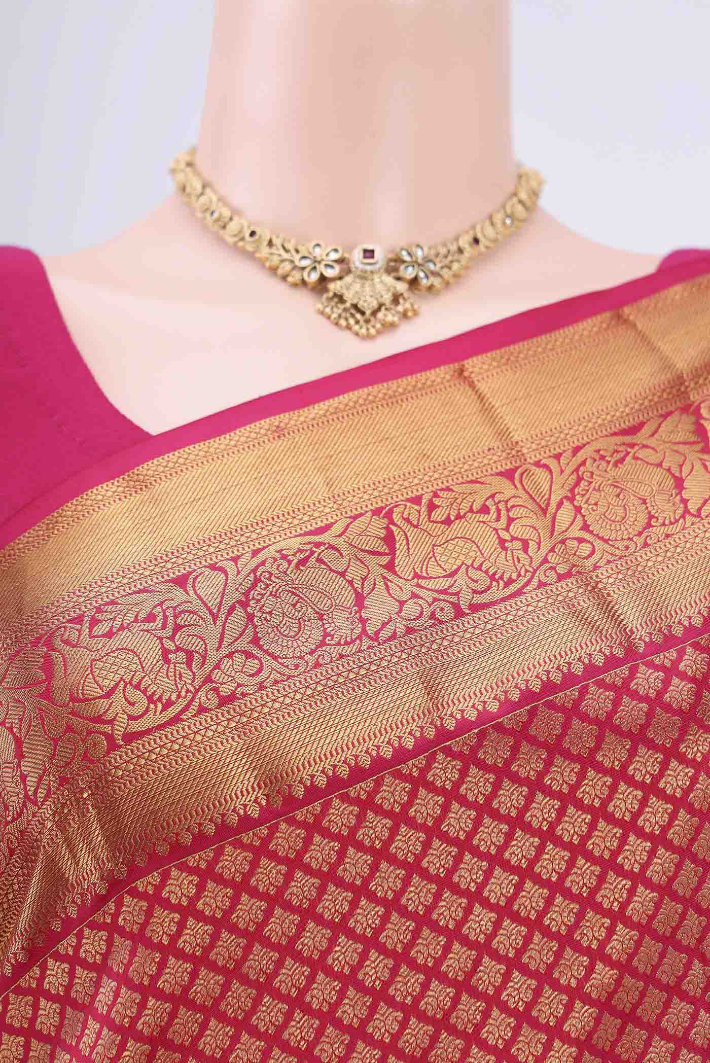 Border image of Dark Pink Bangalore Silk Saree with Zari Brocade on the body and Zari Border. 