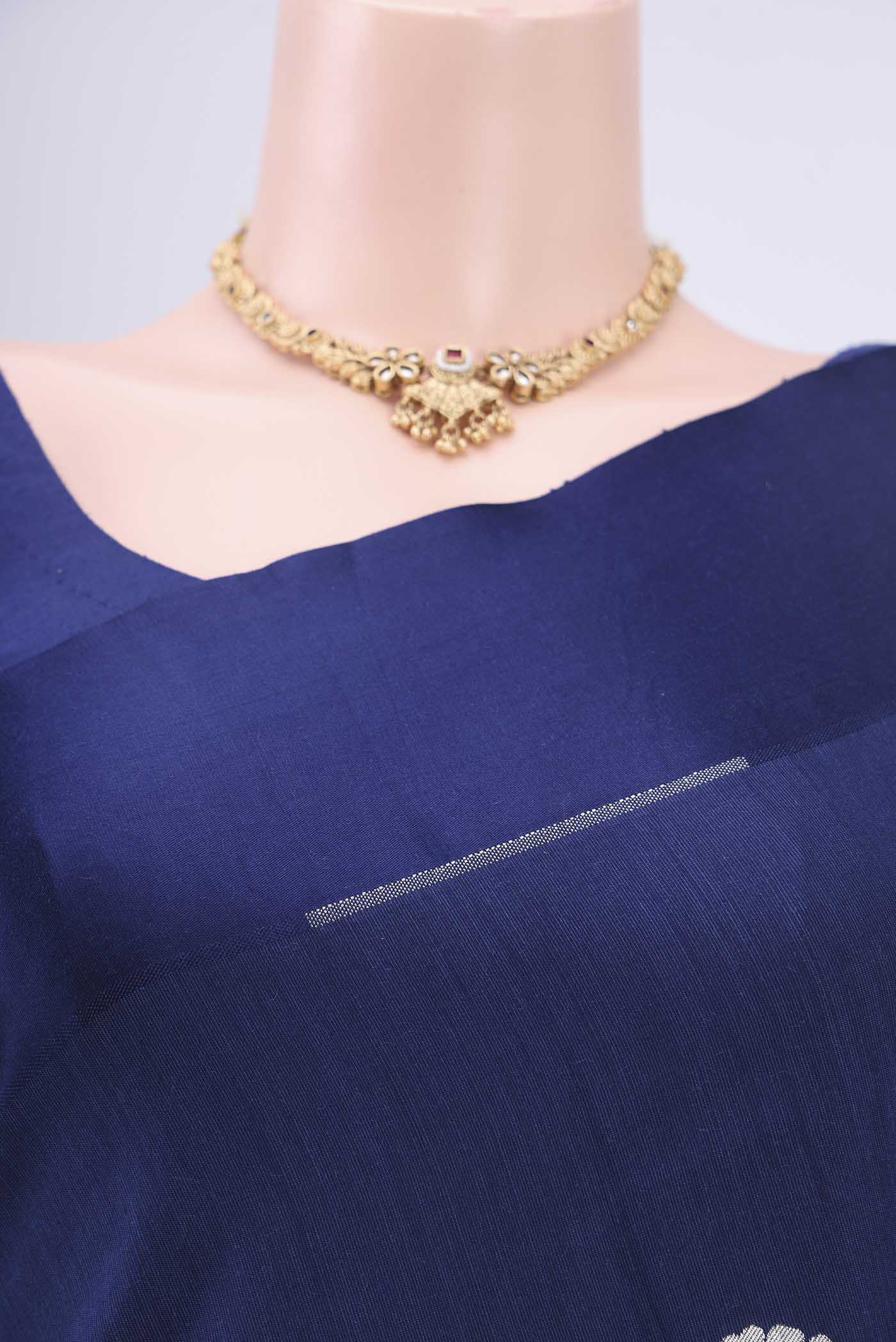 Border image of Navy Blue Soft Silk Saree with Zari Butta on the body and Without Border. 