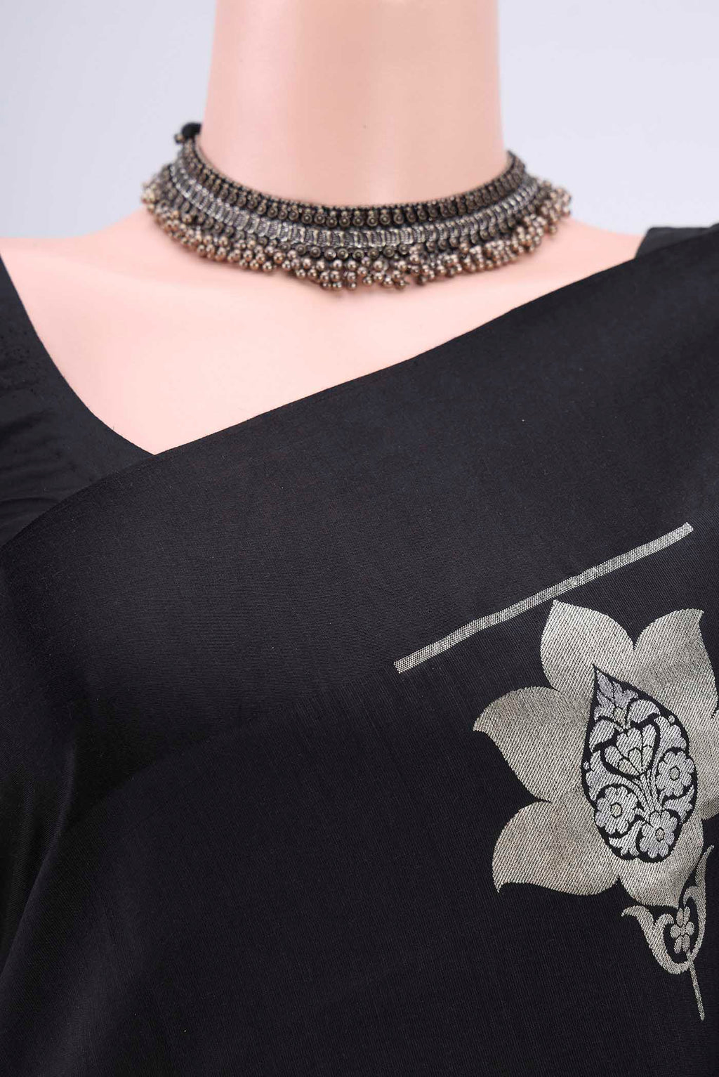 Border image of Black Banarasi Silk Saree with Zari Butta on the body and Zari Border. 