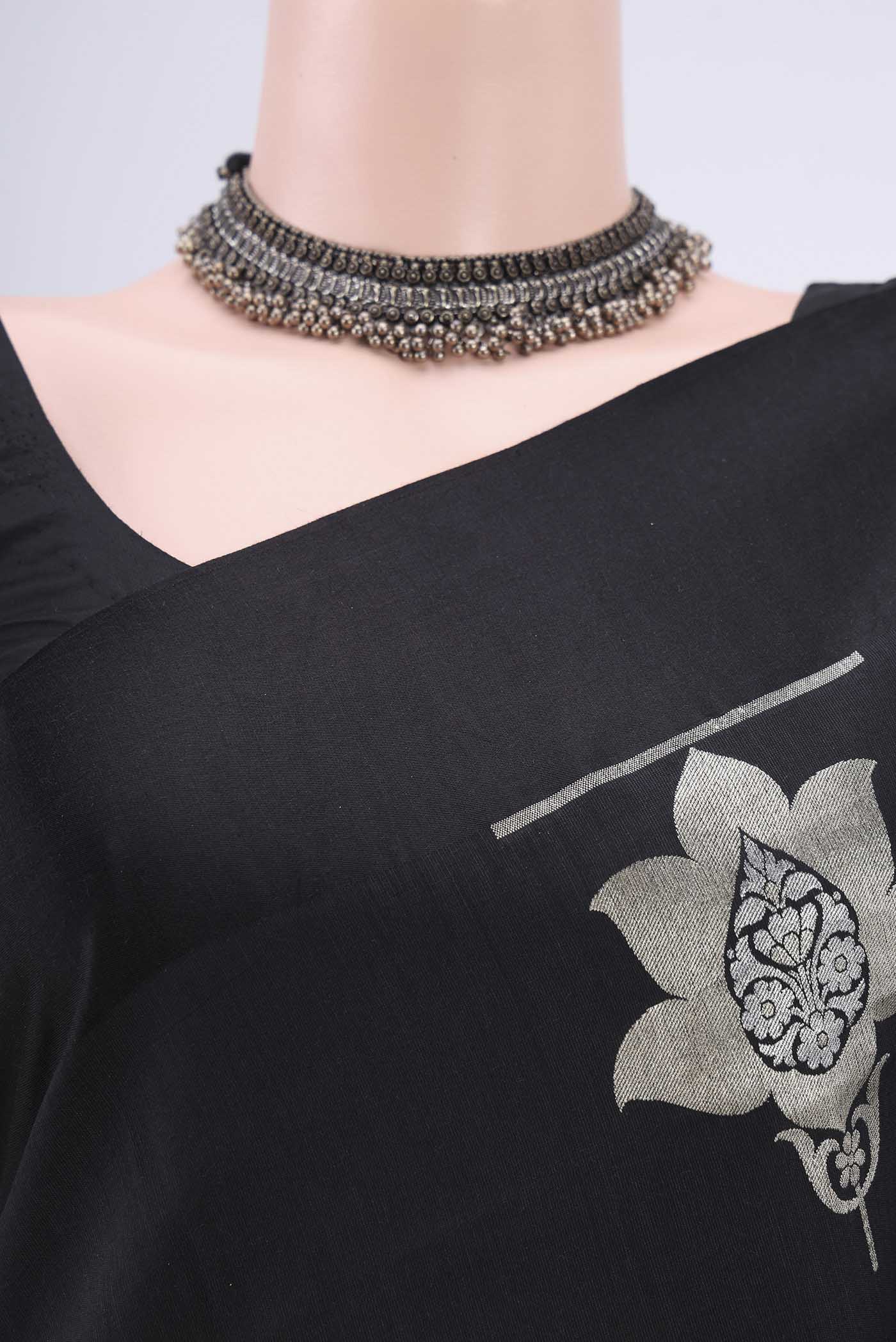Border image of Black Banarasi Silk Saree with Zari Butta on the body and Zari Border. 