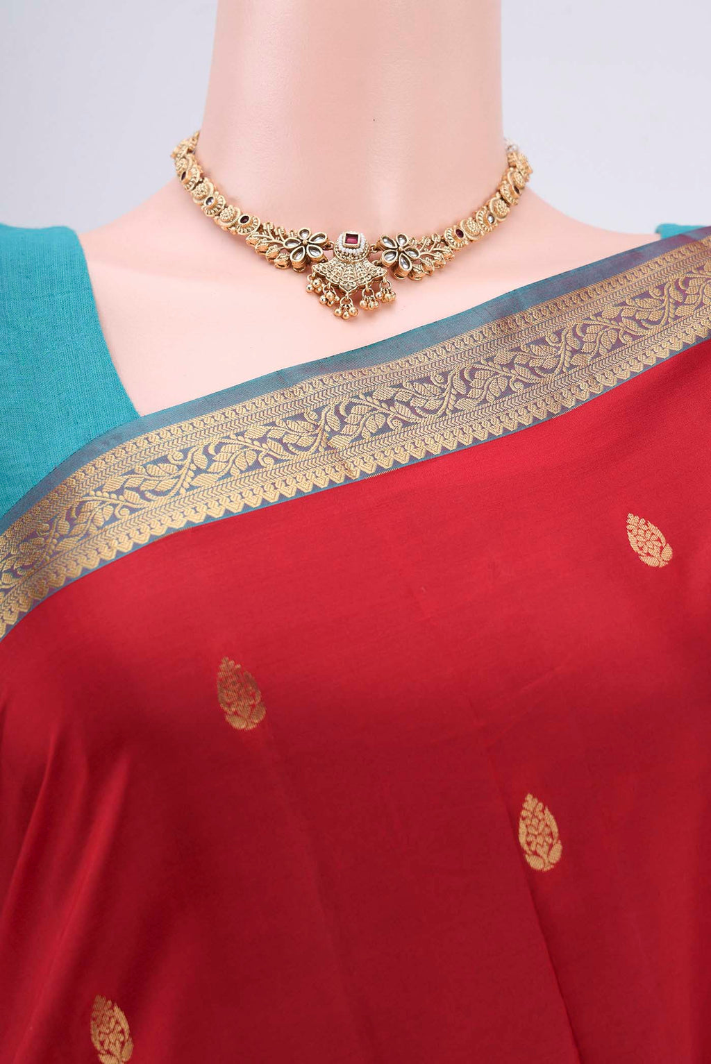 Border image of Maroon Dual Tone Nangavalli Silk [ Salem ] Saree with Zari Butta on the body and Zari Border. 