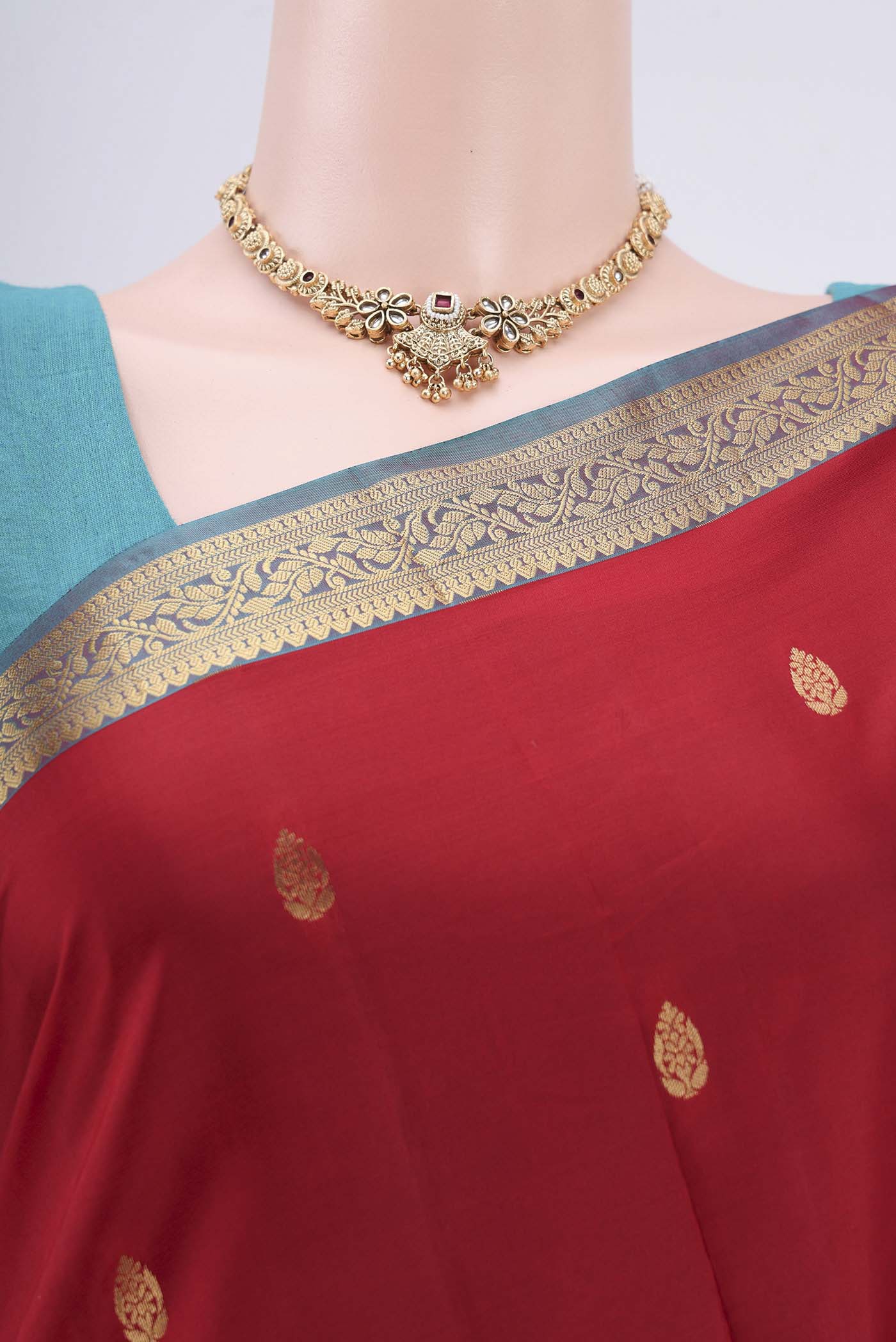 Border image of Maroon Dual Tone Nangavalli Silk [ Salem ] Saree with Zari Butta on the body and Zari Border. 