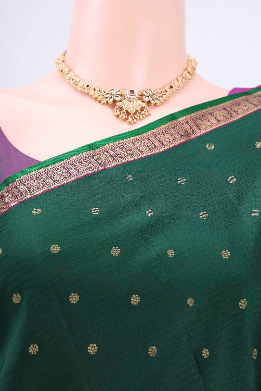Border image of Bottle Green Dual Tone Nangavalli Silk [ Salem ] Saree with Zari Butta on the body and Zari Border. 