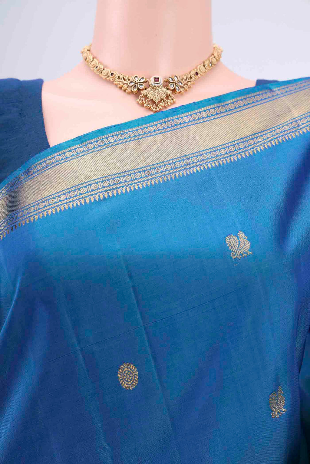 Border image of Blue Dual Tone Kanjivaram Silk Saree with Zari Butta on the body and Zari Border. 