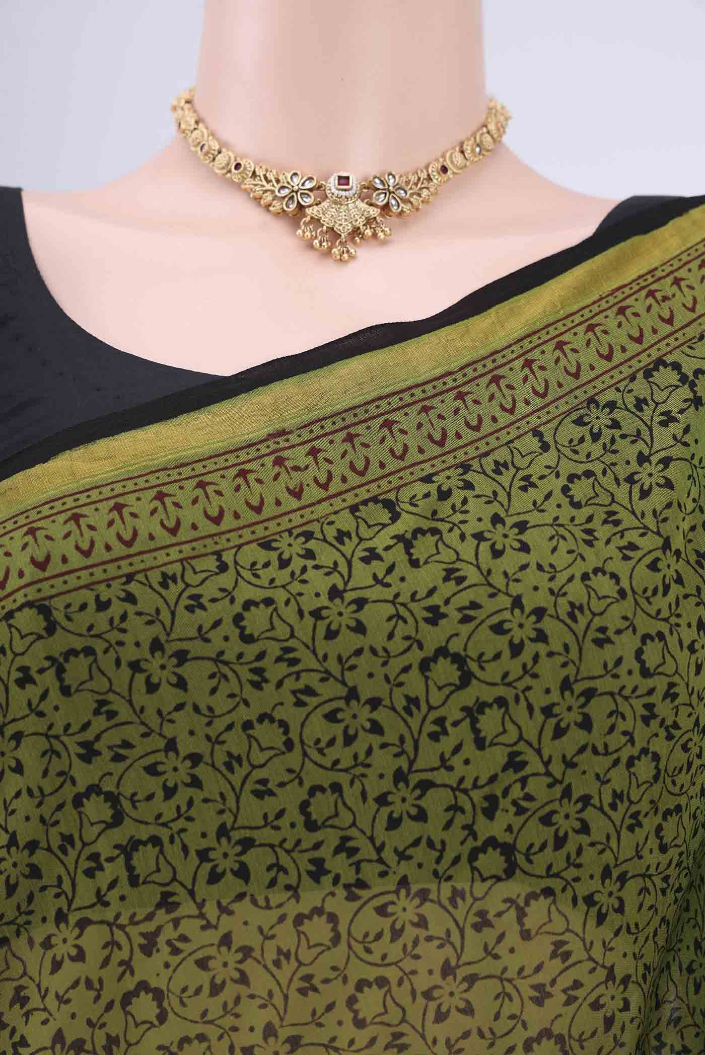 Border image of Mehandi Green Maheshwari Silk Cotton Saree with Printed design on the body and Zari Border. 