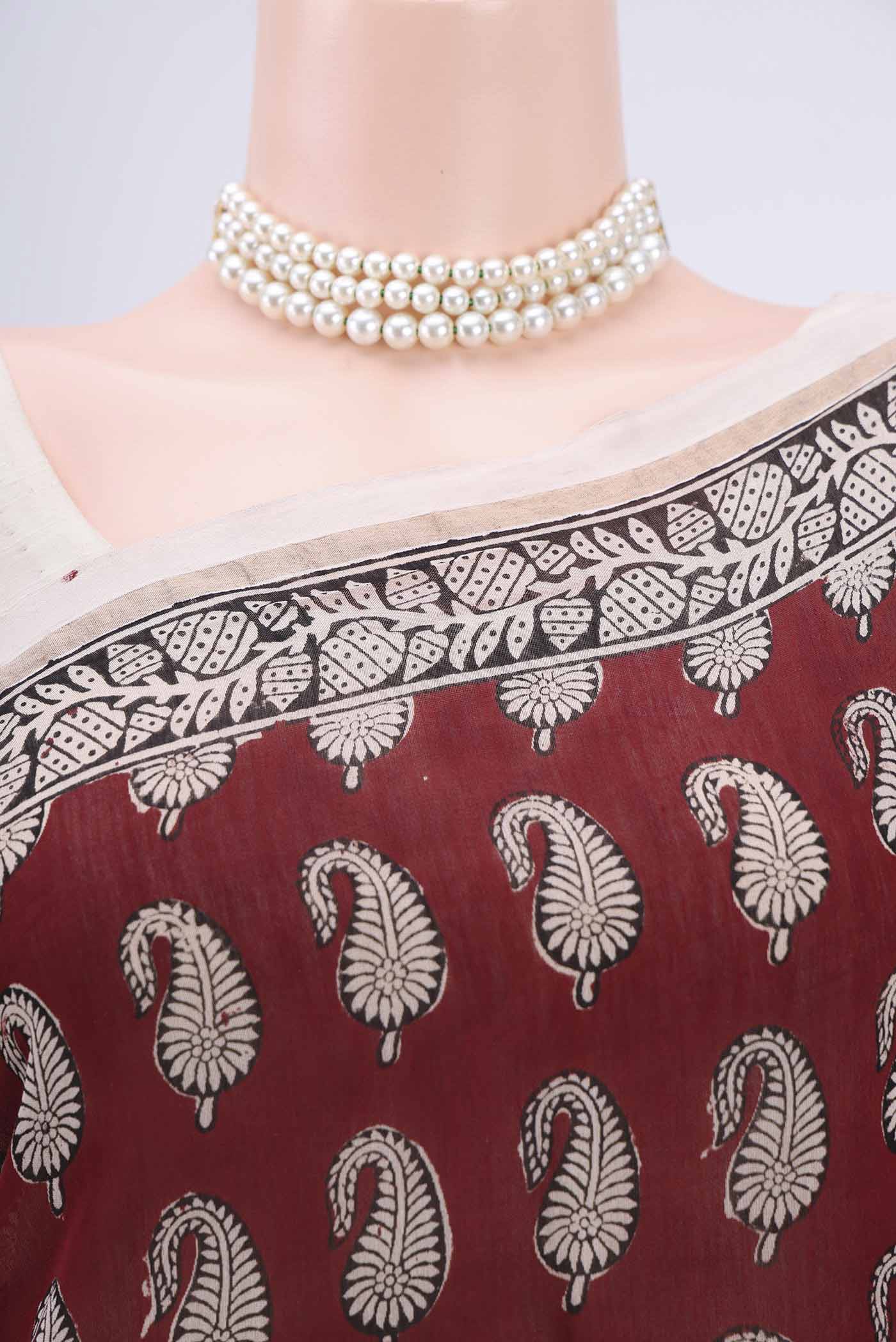Border image of Maroon Maheshwari Silk Cotton Saree with Printed design on the body and Zari Border. 