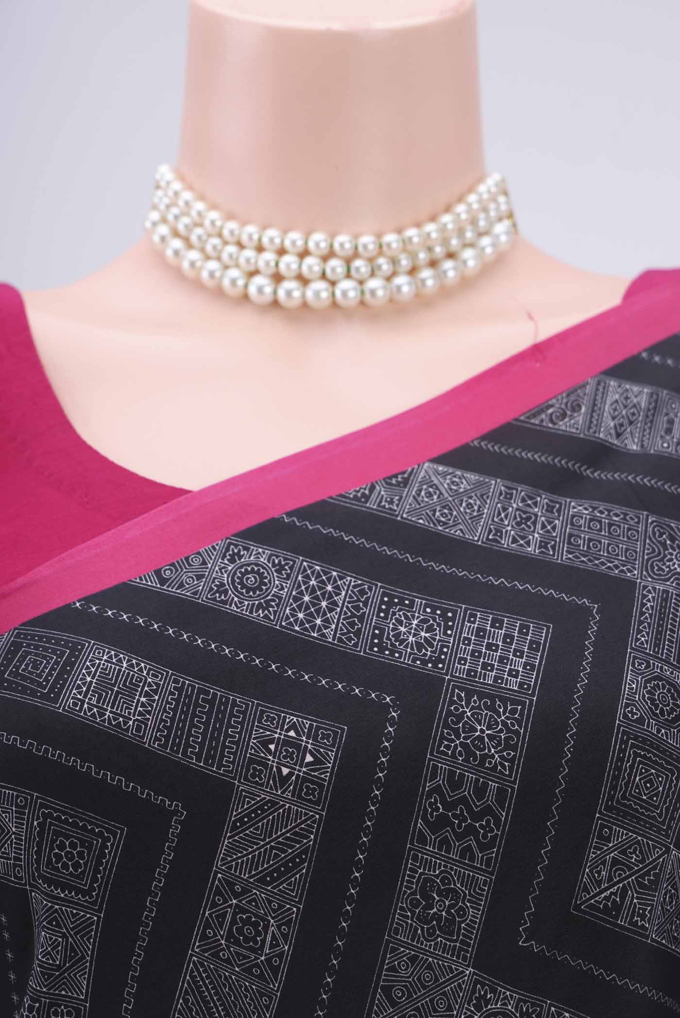 Border image of Black Printed Silk Saree with Printed design on the body and Plain Border. 
