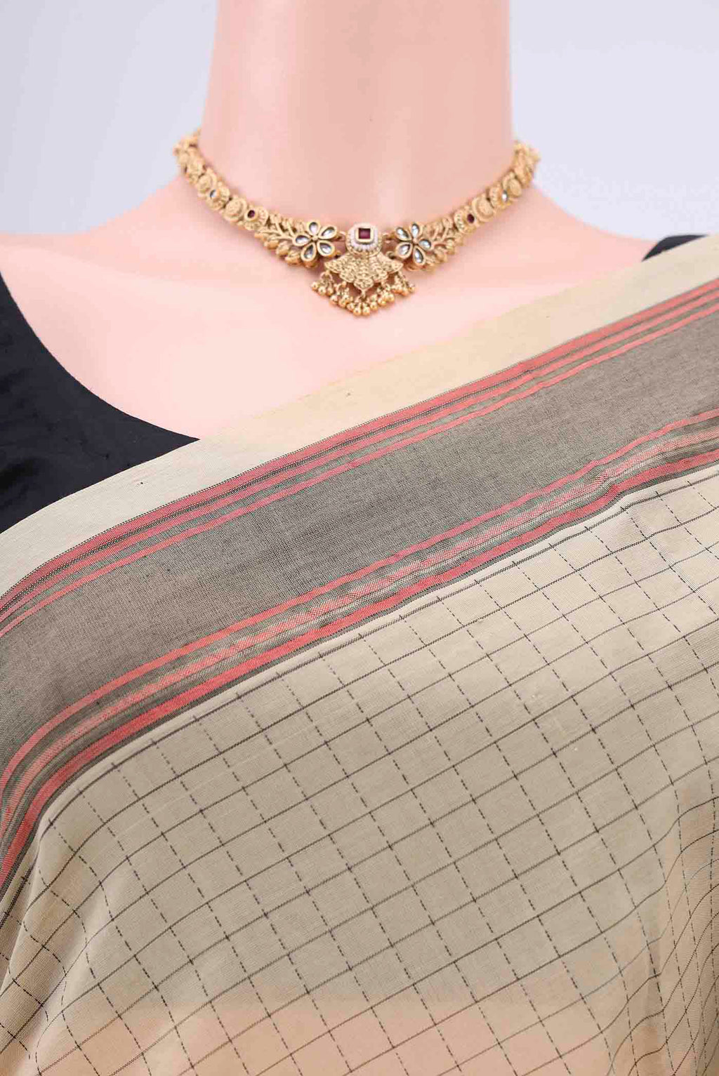 Border image of Beige Blended Silk Cotton Saree with Checked design on the body and Thread Border. 