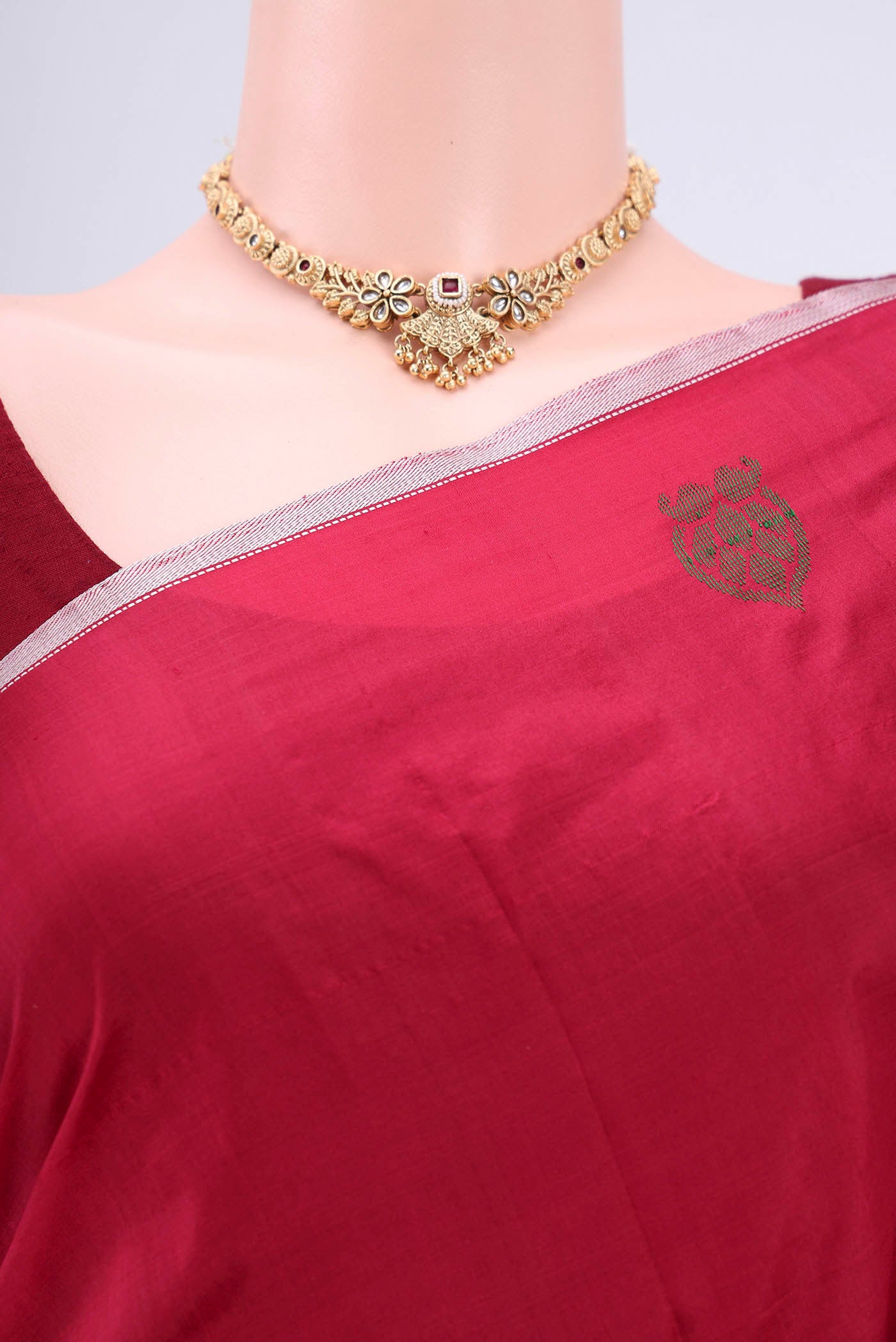 Border image of Maroon Kanchipuram Saree with Plain Body and Thread Border. 