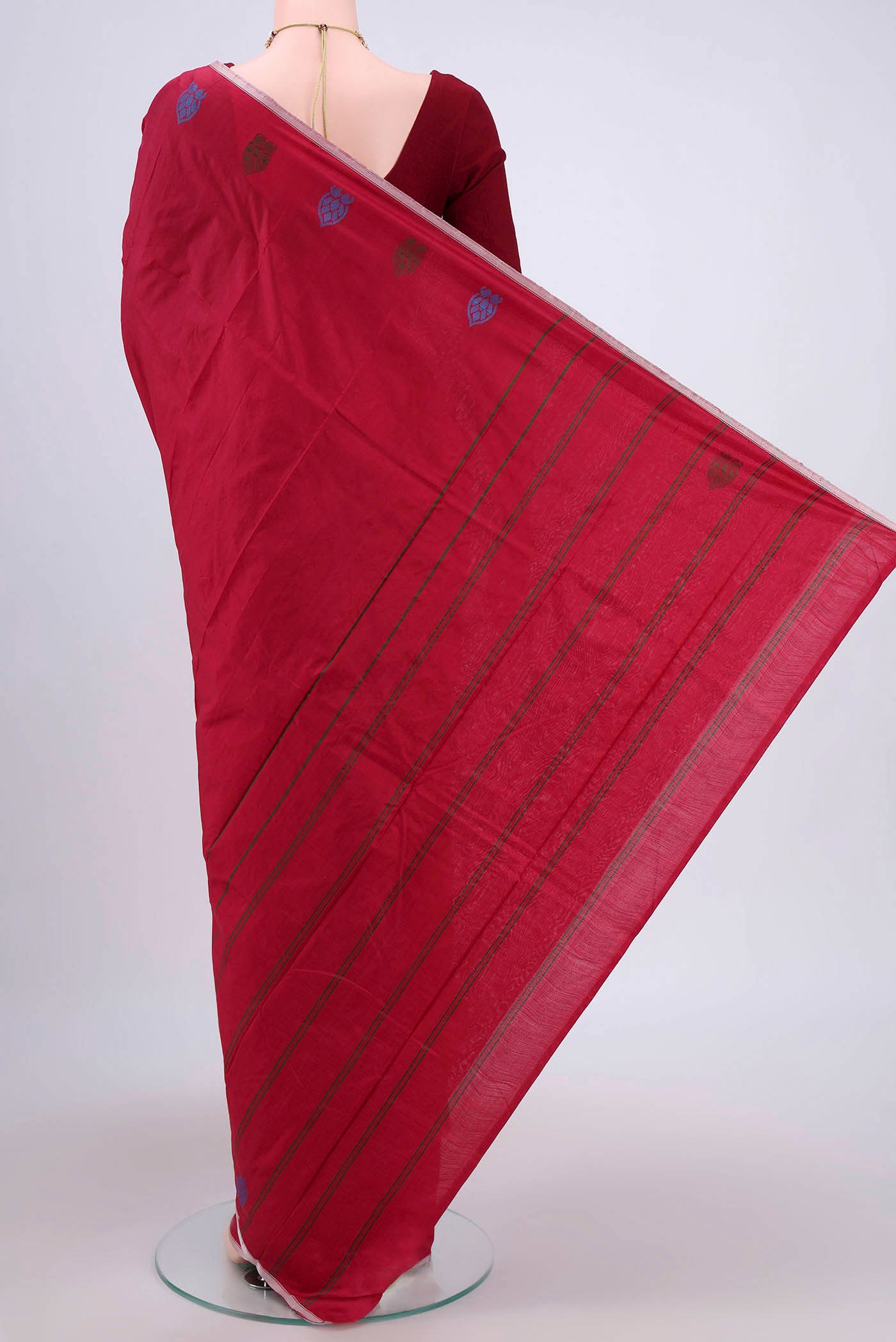 Flat view of Maroon Kanchipuram Saree with Plain Body and Thread Border. 