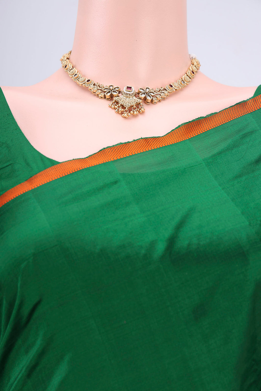Border image of Bottle Green Kanchipuram Silk Saree with Plain Body and Thread Border. 