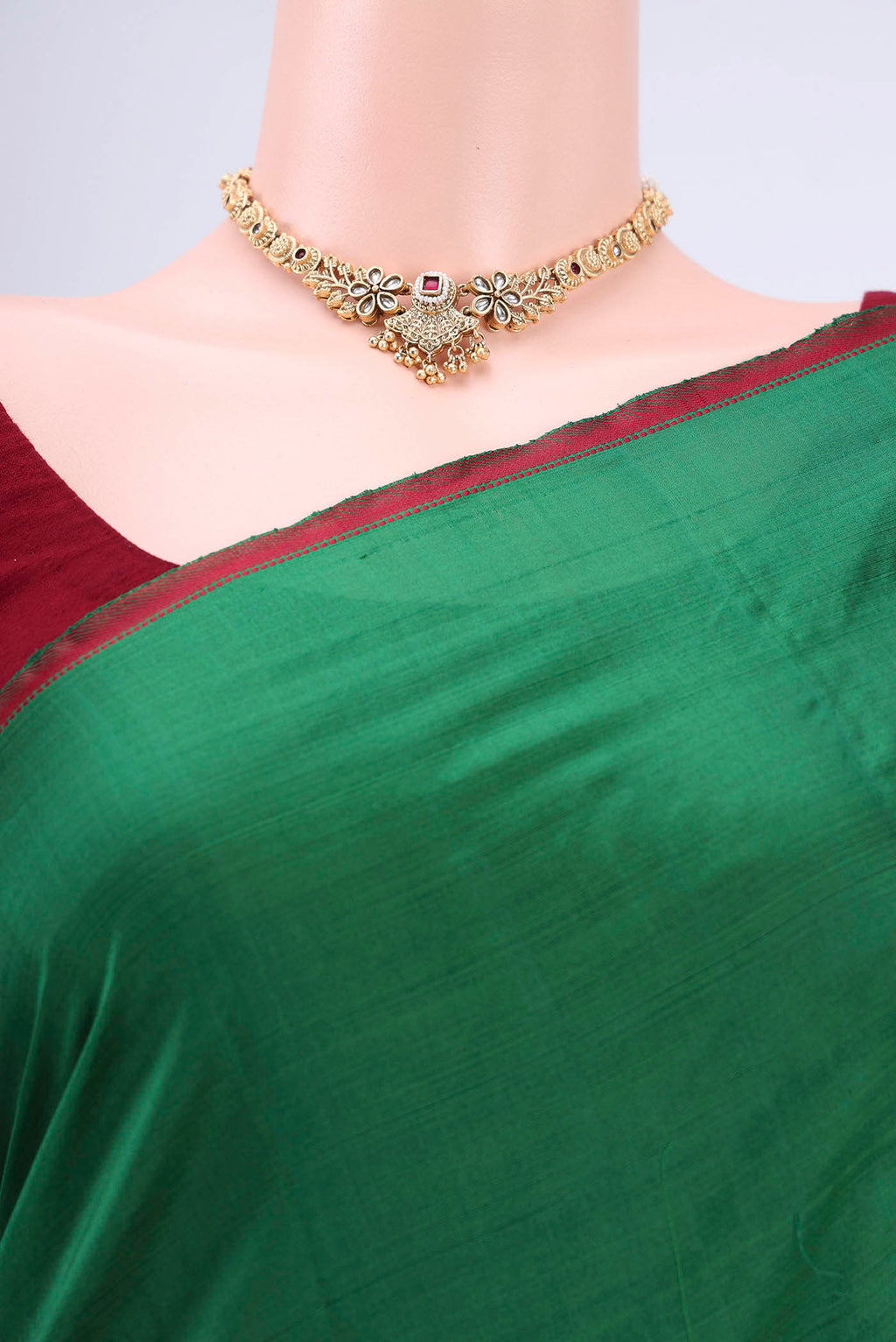 Border image of Bottle Green Kanchipuram Saree with Plain Body and Thread Border. 