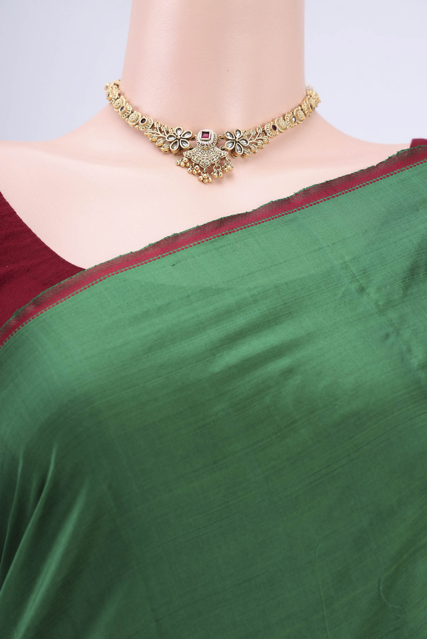 Border image of Bottle Green Kanchipuram Saree with Plain Body and Thread Border. 