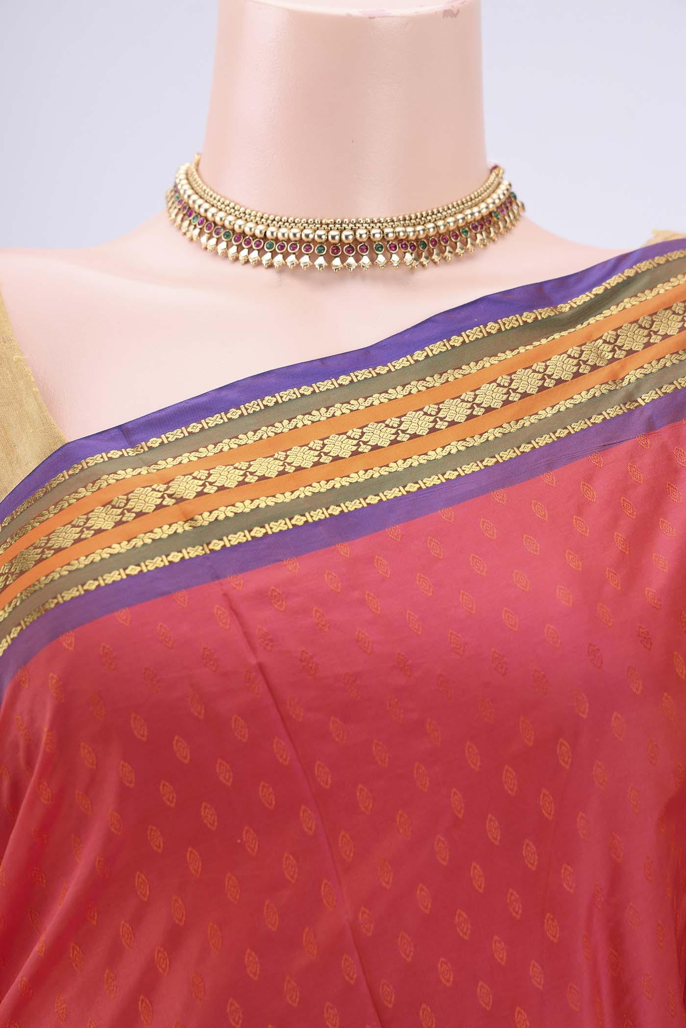 Border image of Dark Pink Bangalore Silk Saree with Thread Butta on the body and Zari Border. 