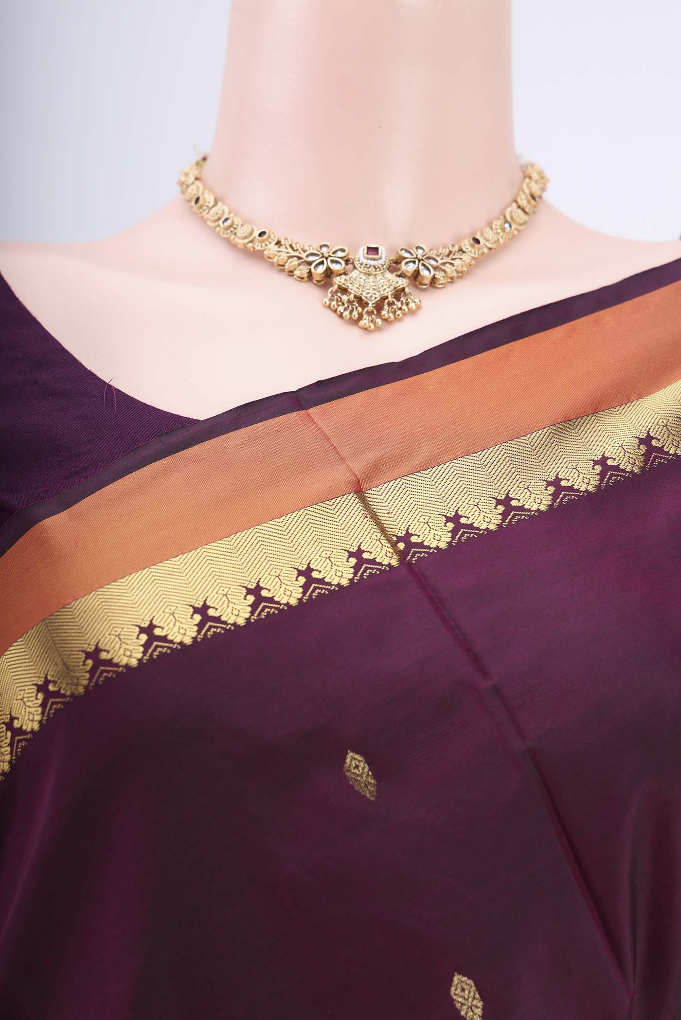 Border image of Magenta Blended Bangalore Silk Saree with Zari Butta on the body and Zari Border. 