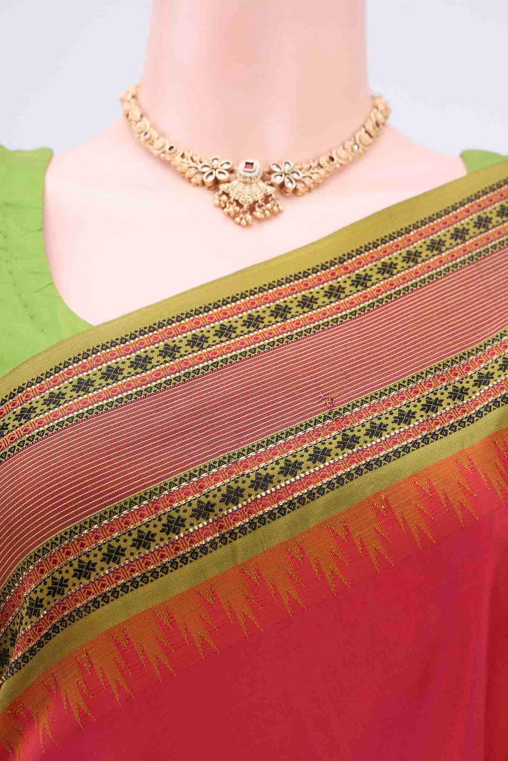Border image of Dark Pink Bangalore Silk - kadyal Saree with Plain Body and Thread Border. 