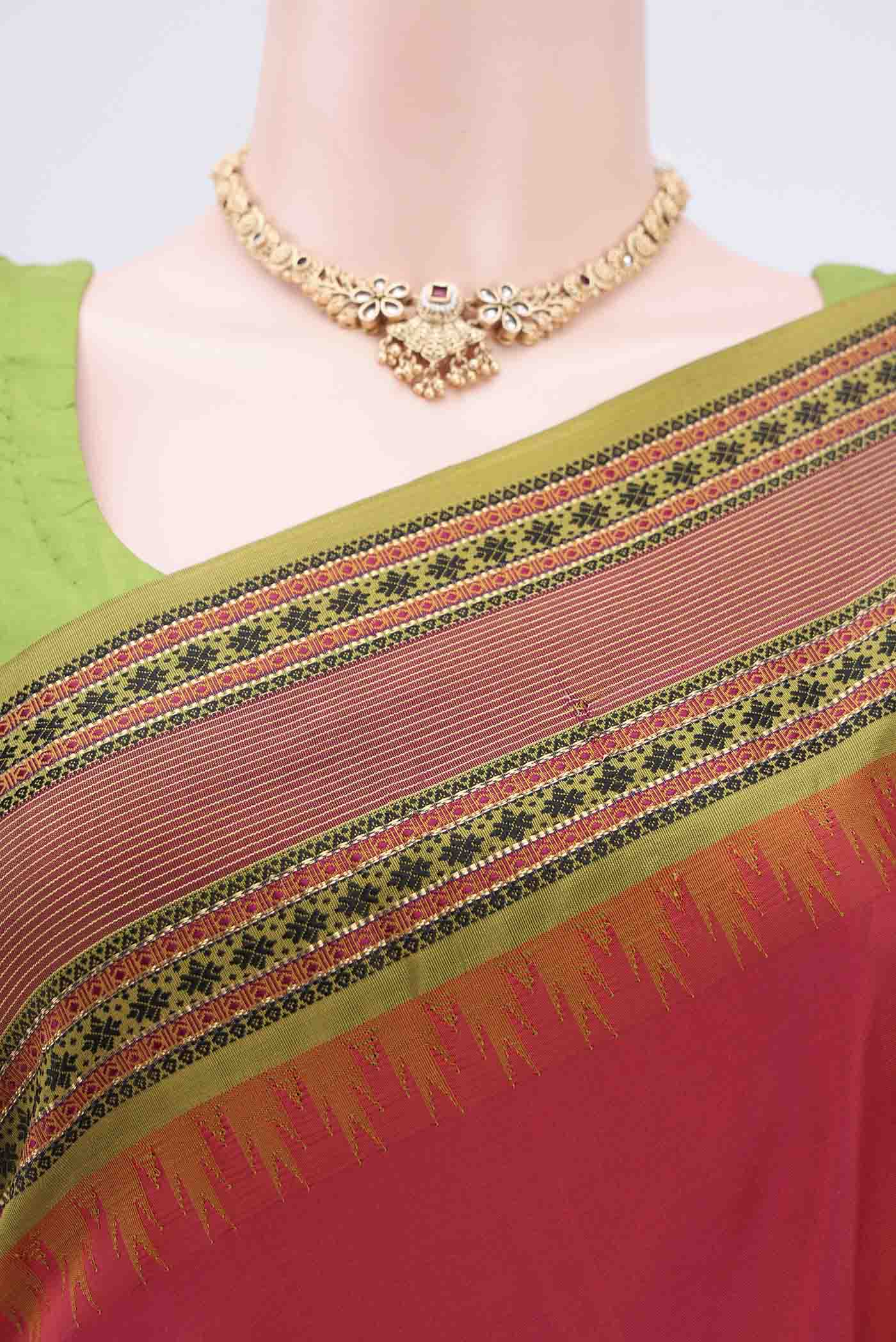 Border image of Dark Pink Bangalore Silk - kadyal Saree with Plain Body and Thread Border. 