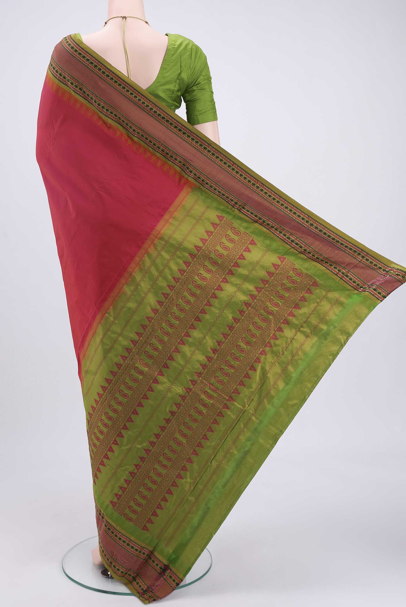 Flat view of Dark Pink Bangalore Silk - kadyal Saree with Plain Body and Thread Border. 