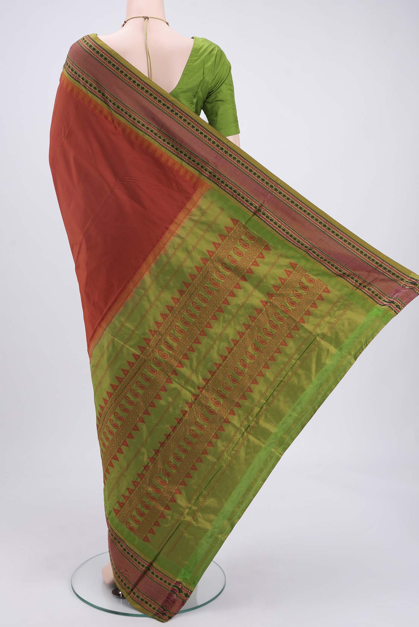 Flat view of Rust Bangalore Silk - kadyal Saree with Plain Body and Thread Border. 