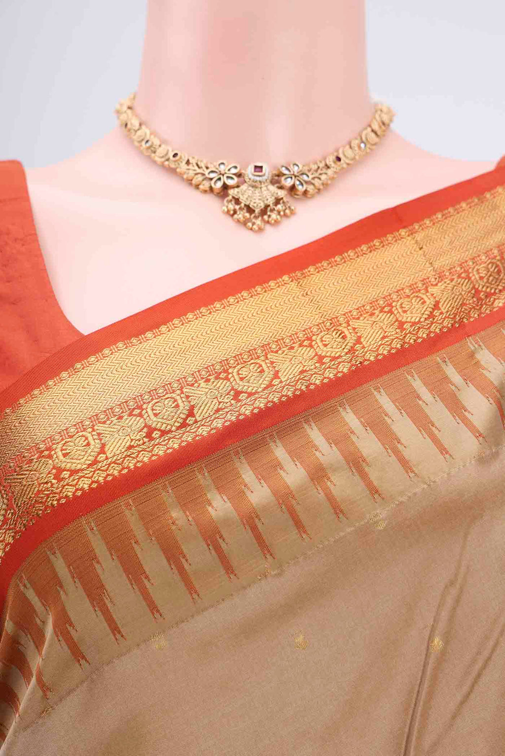Border image of Dark Beige Bangalore Silk - kadyal Saree with Zari Butta on the body and Zari Border. 