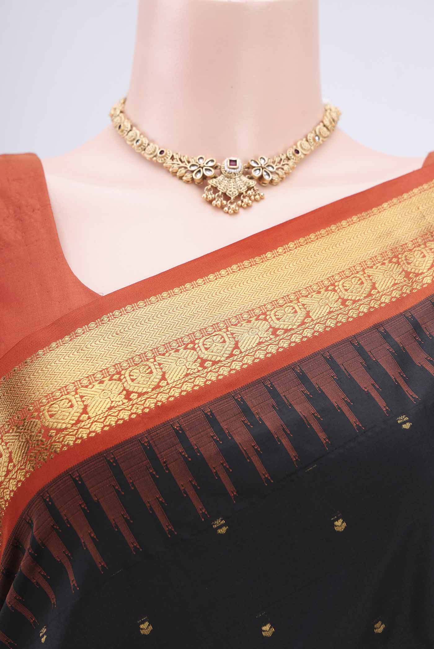 Border image of Black Bangalore Silk - kadyal Saree with Zari Butta on the body and Zari Border. 