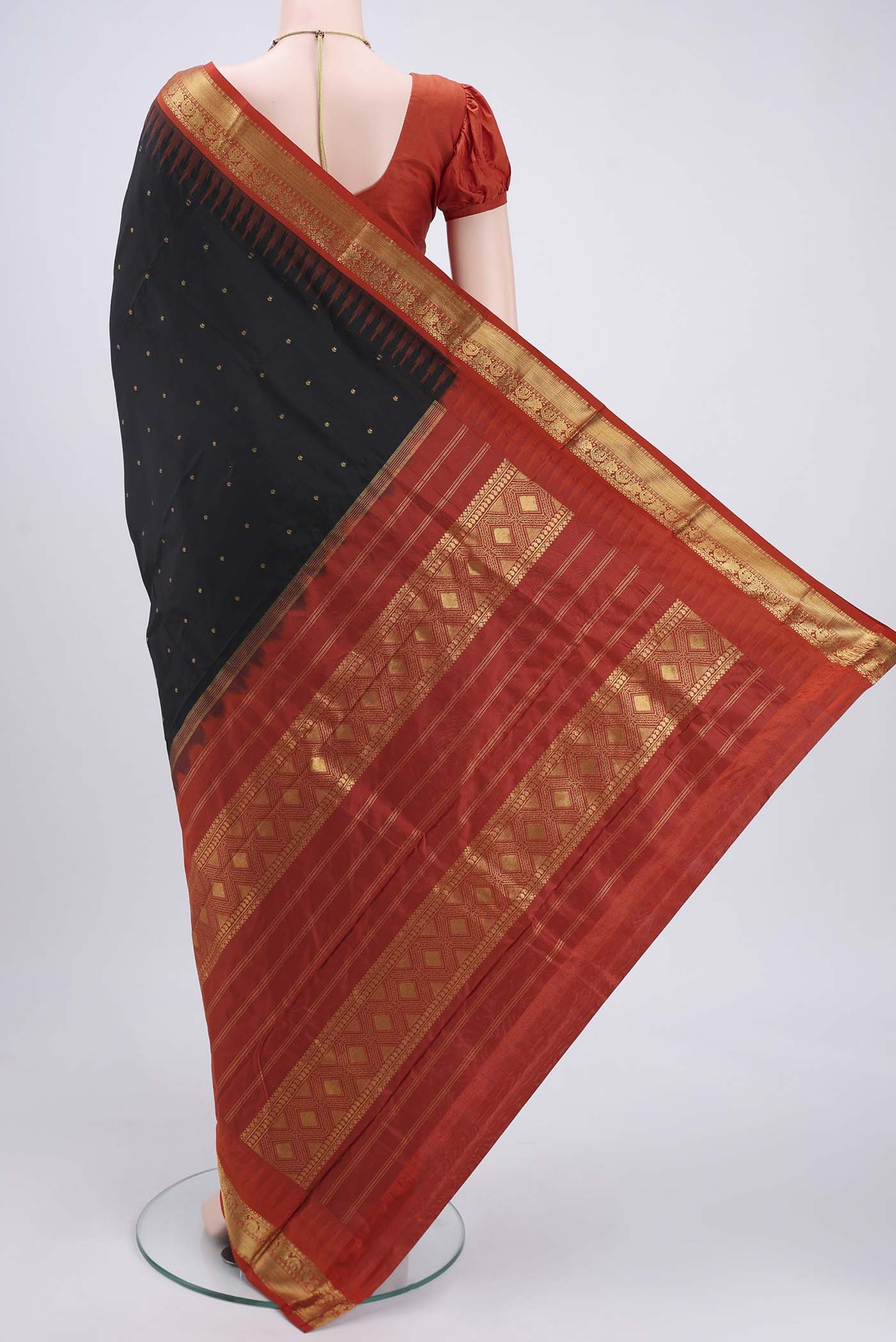 Flat view of Black Bangalore Silk - kadyal Saree with Zari Butta on the body and Zari Border. 