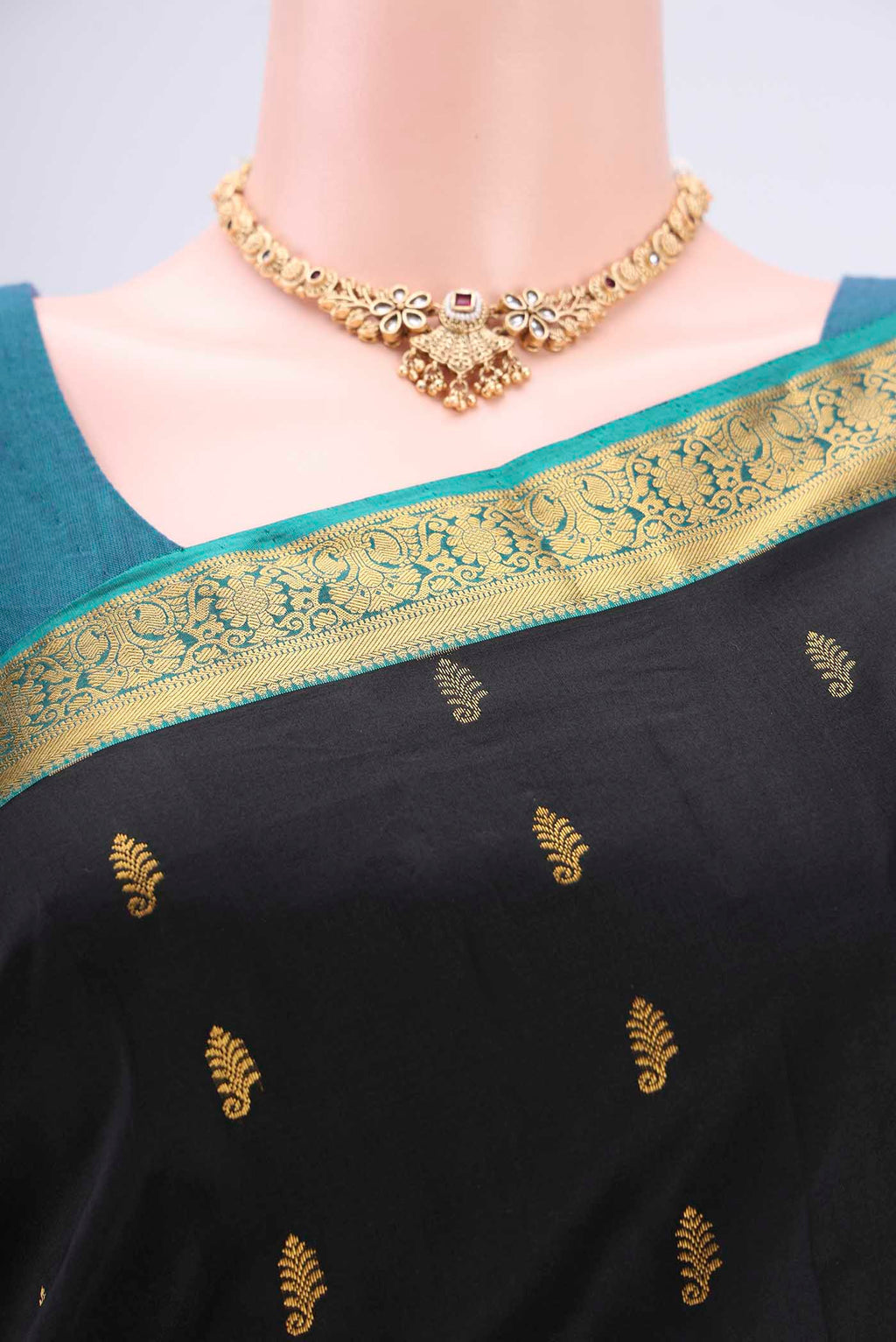 Border image of Black Kanjivaram Silk Saree with Zari Butta on the body and Zari Border. 