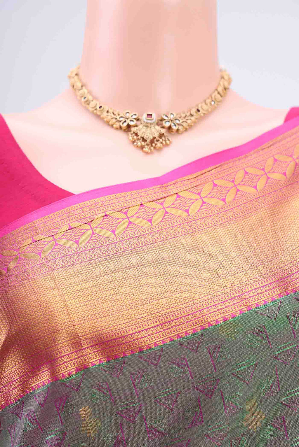 Border image of Bottle Green Kanchipuram Silk Saree with Zari Butta on the body and Zari Border. 
