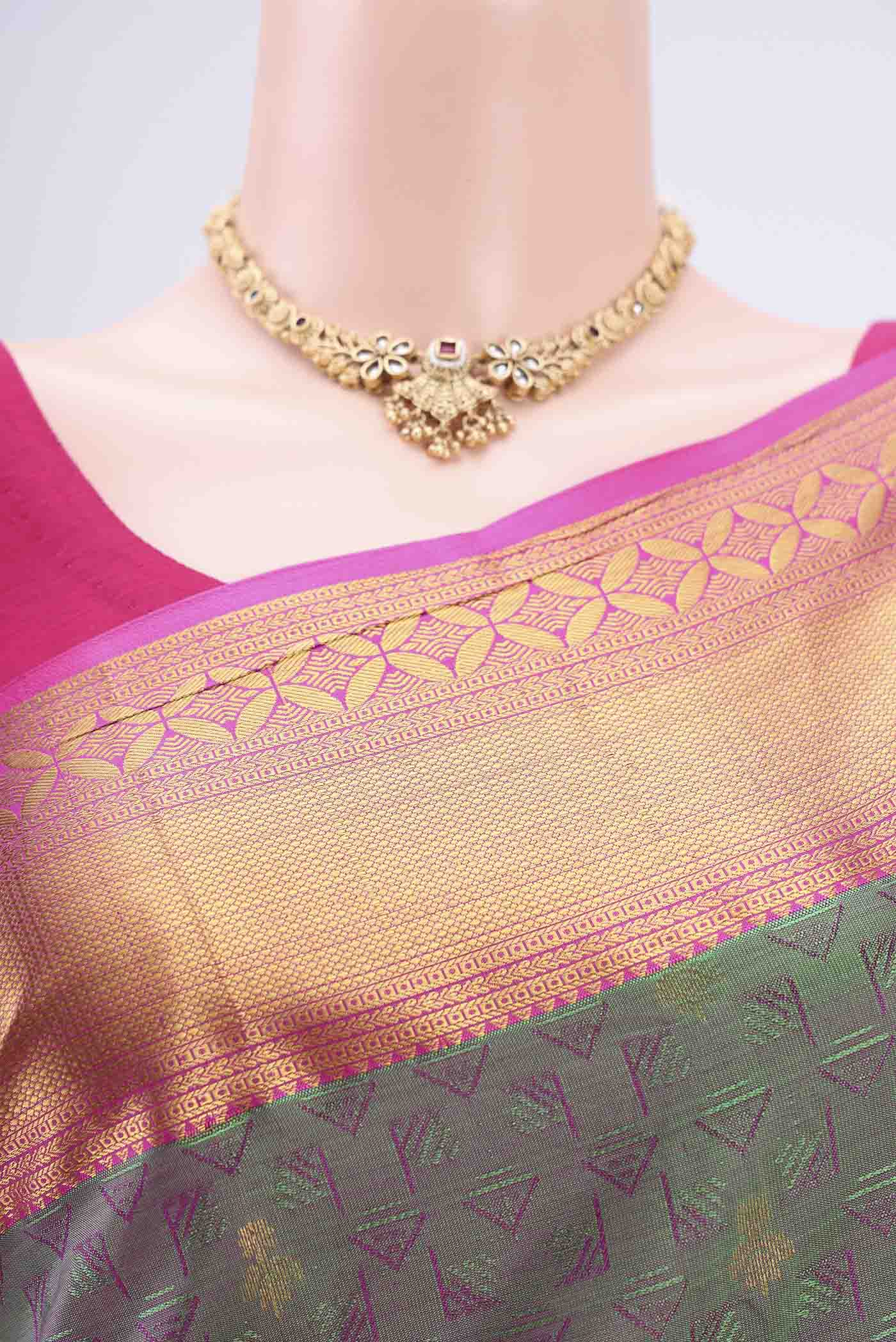 Border image of Bottle Green Kanchipuram Silk Saree with Zari Butta on the body and Zari Border. 