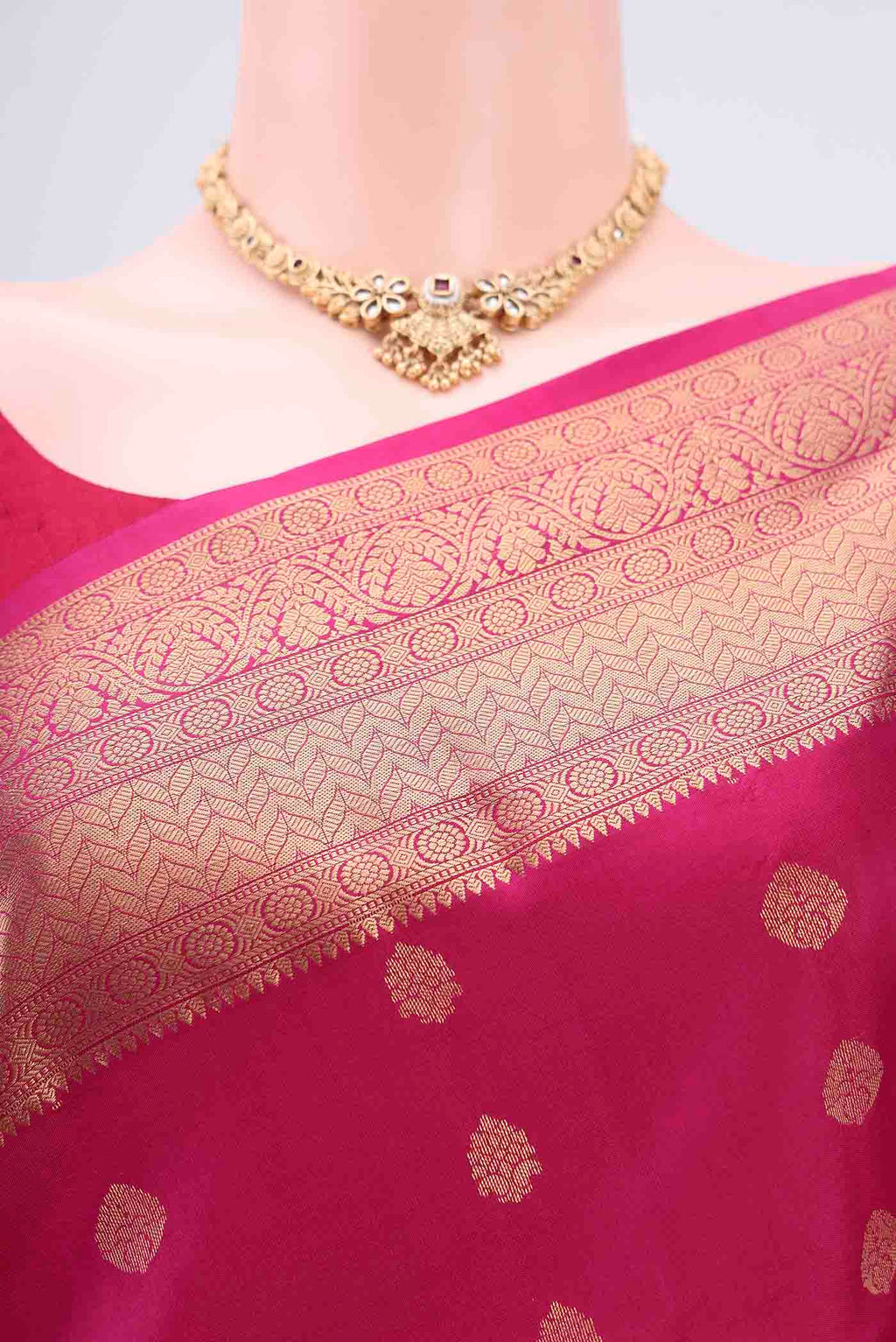 Border image of Pink Kanchipuram Silk Saree with Zari Butta on the body and Zari Border. 