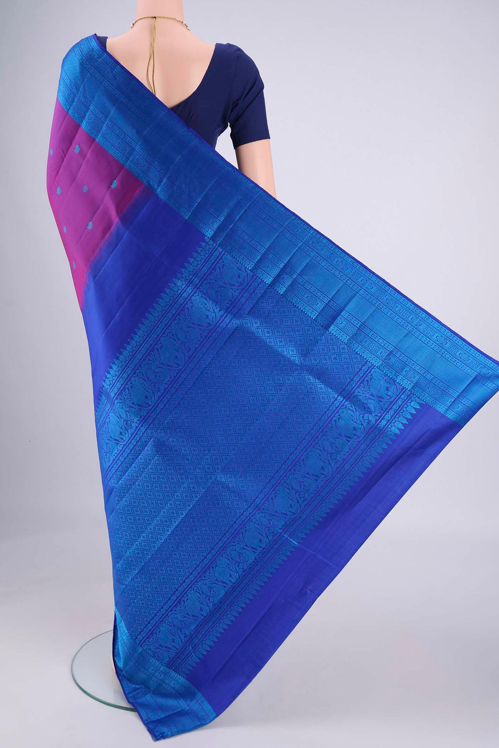 Flat view of Magenta Kanchipuram Silk Saree with Thread Butta on the body and Thread Border. 