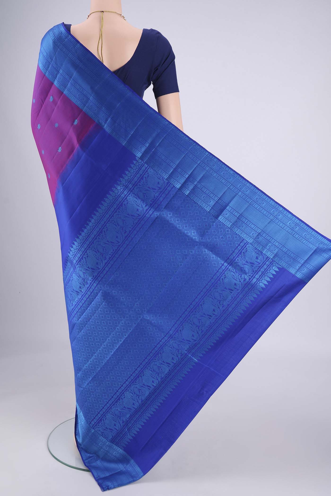Flat view of Magenta Kanchipuram Silk Saree with Thread Butta on the body and Thread Border. 