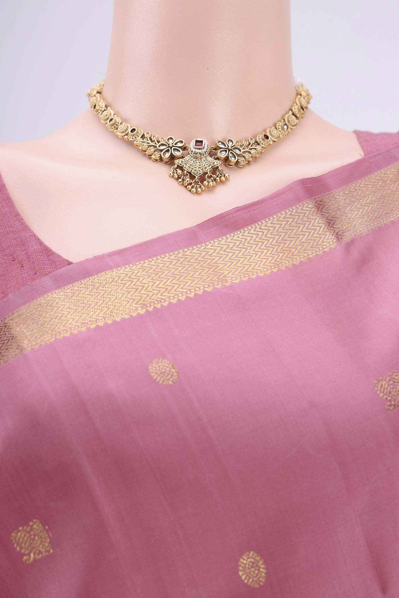Border image of Rose pink Nangavalli Silk [ Salem ] Saree with Zari Butta on the body and Zari Border. 