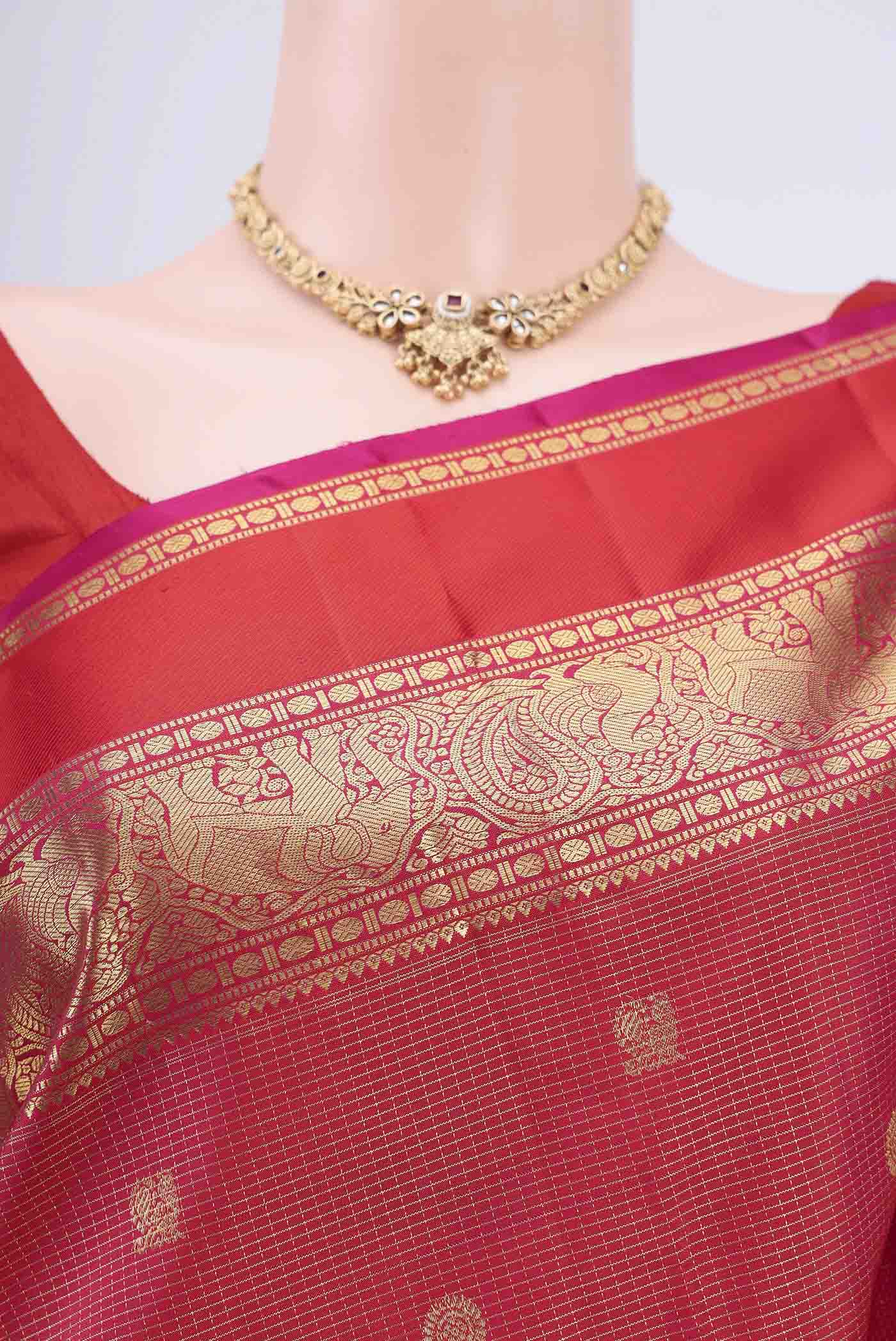 Border image of Dark Pink Dual Tone Kanjivaram Saree with Checked design on the body and Zari Border. 