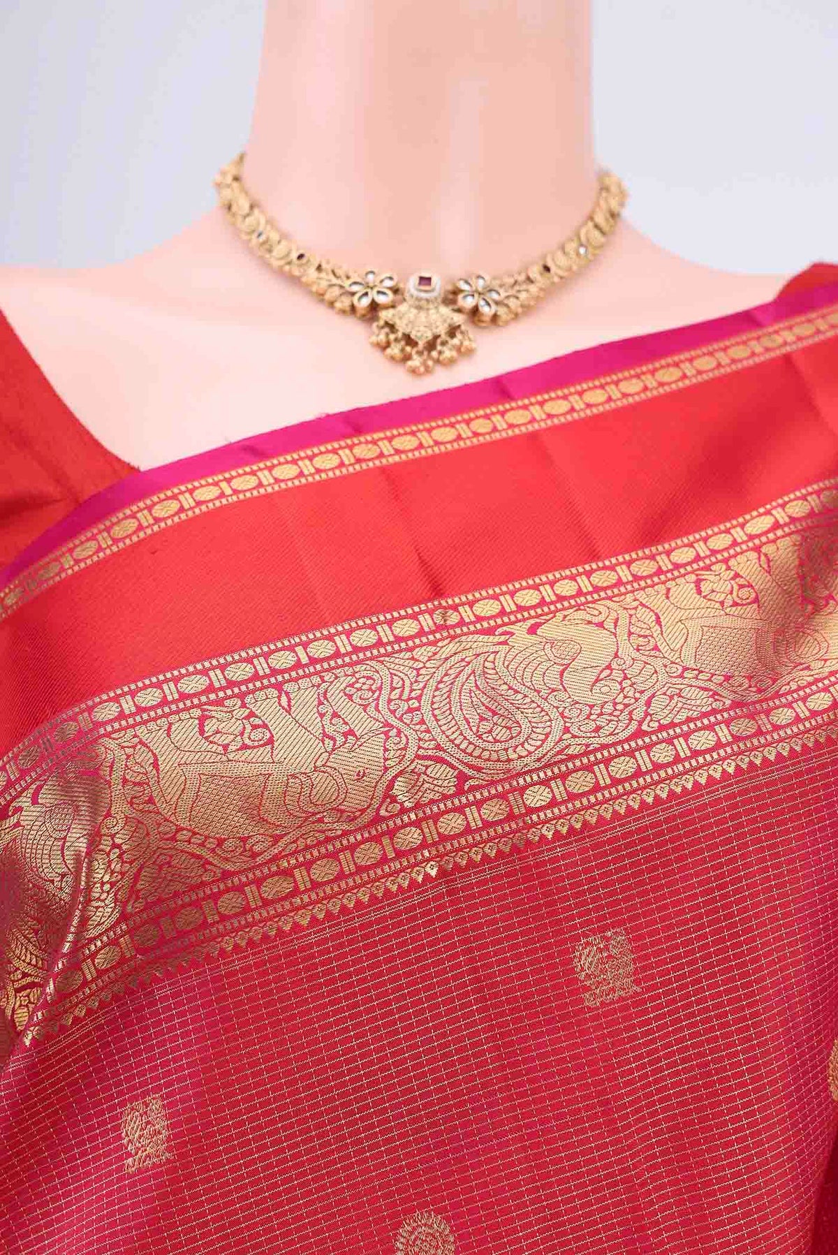 Border image of Dark Pink Dual Tone Kanjivaram Saree with Checked design on the body and Zari Border. 