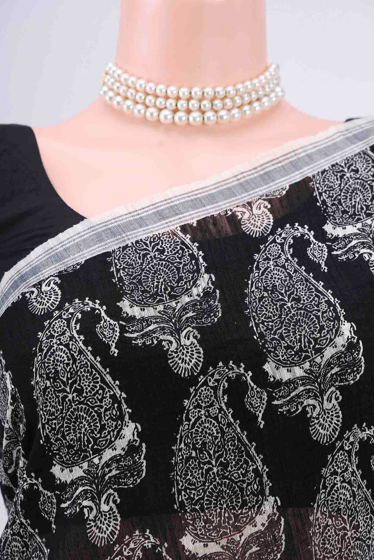 Border image of Black Dual Tone Tussar Silk Saree with Printed design on the body and Zari Border. 