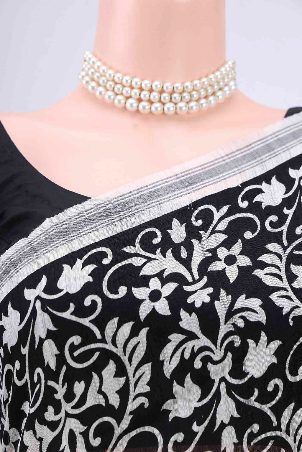 Border image of Black Dual Tone Tussar Silk Saree with Printed design on the body and Zari Border. 