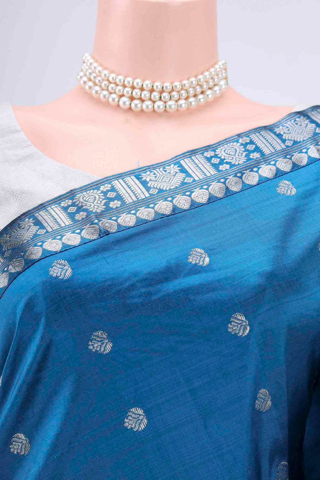Border image of Turquoise Assam Silk Saree with Zari Butta on the body and Zari Border. 