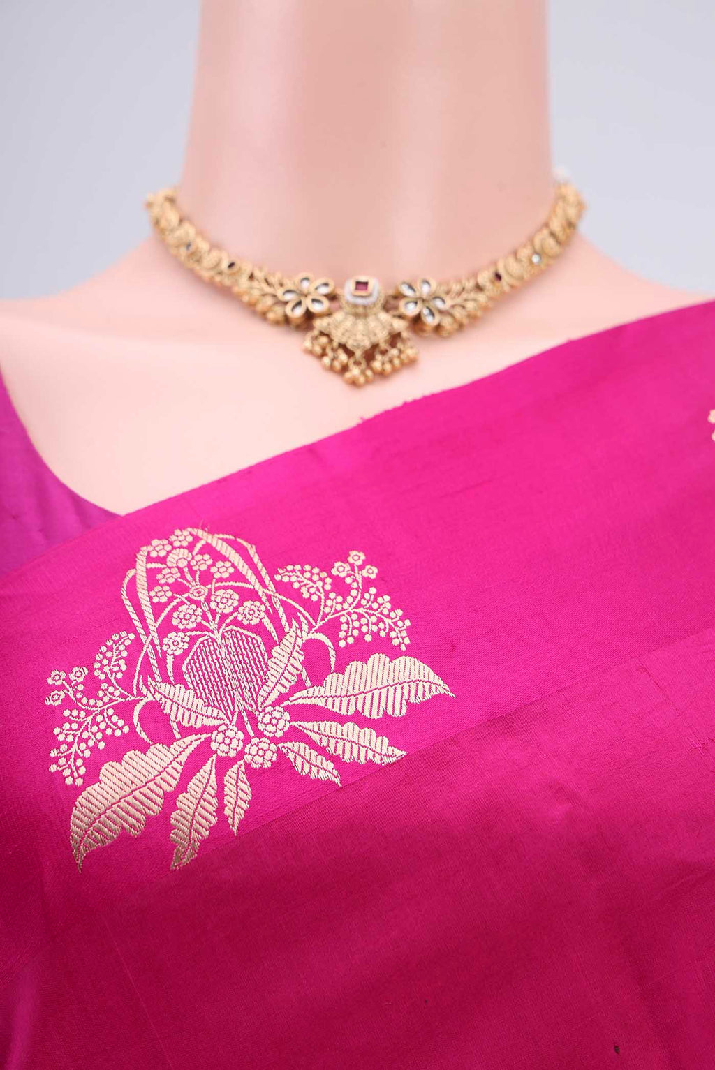 Border image of Rani Pink Banarasi Katan Silk Saree with Zari Butta on the body and Thin Zari Line. 